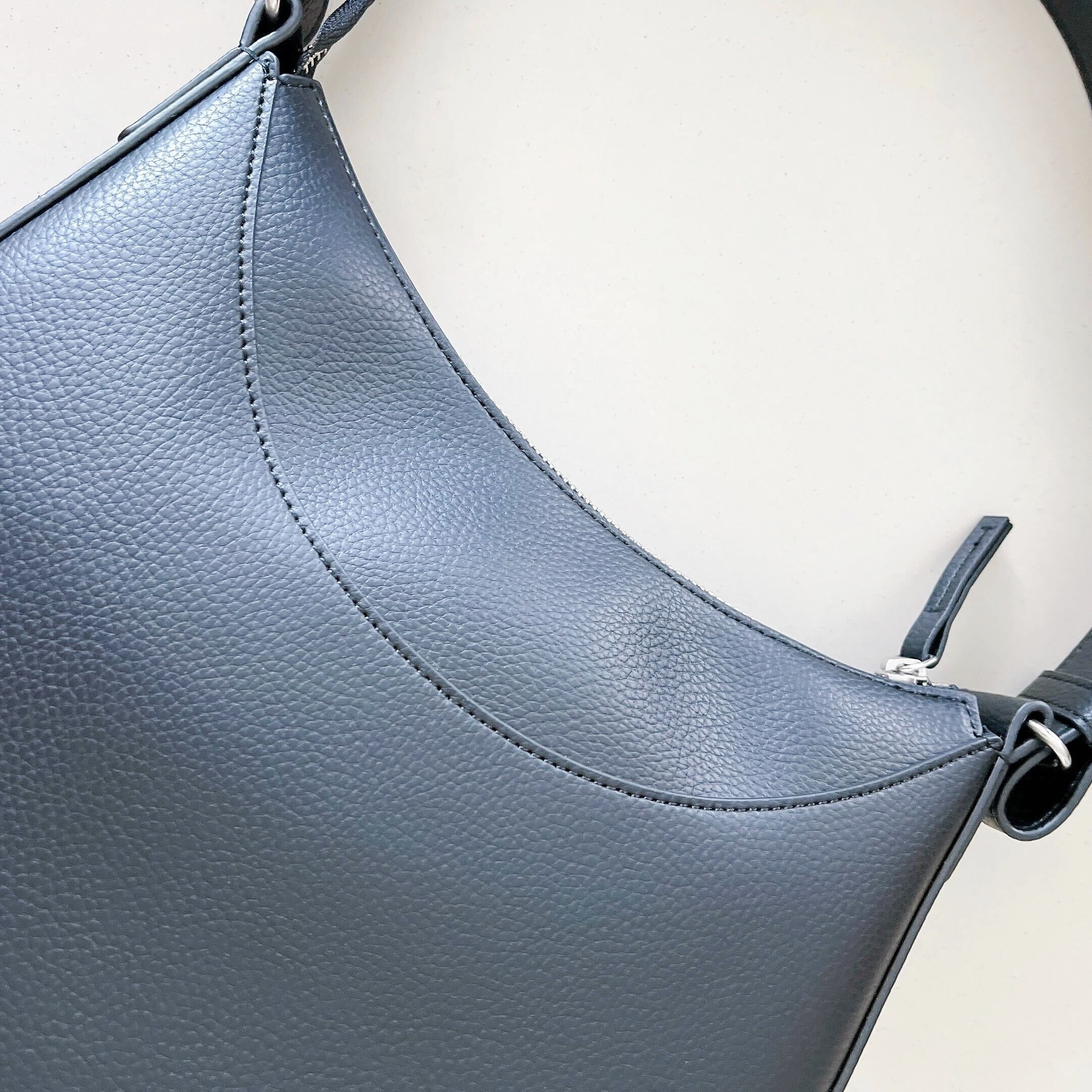 UNIQLO（ユニクロ）のオススメのバッグ「レザータッチワンハンドルバッグ」