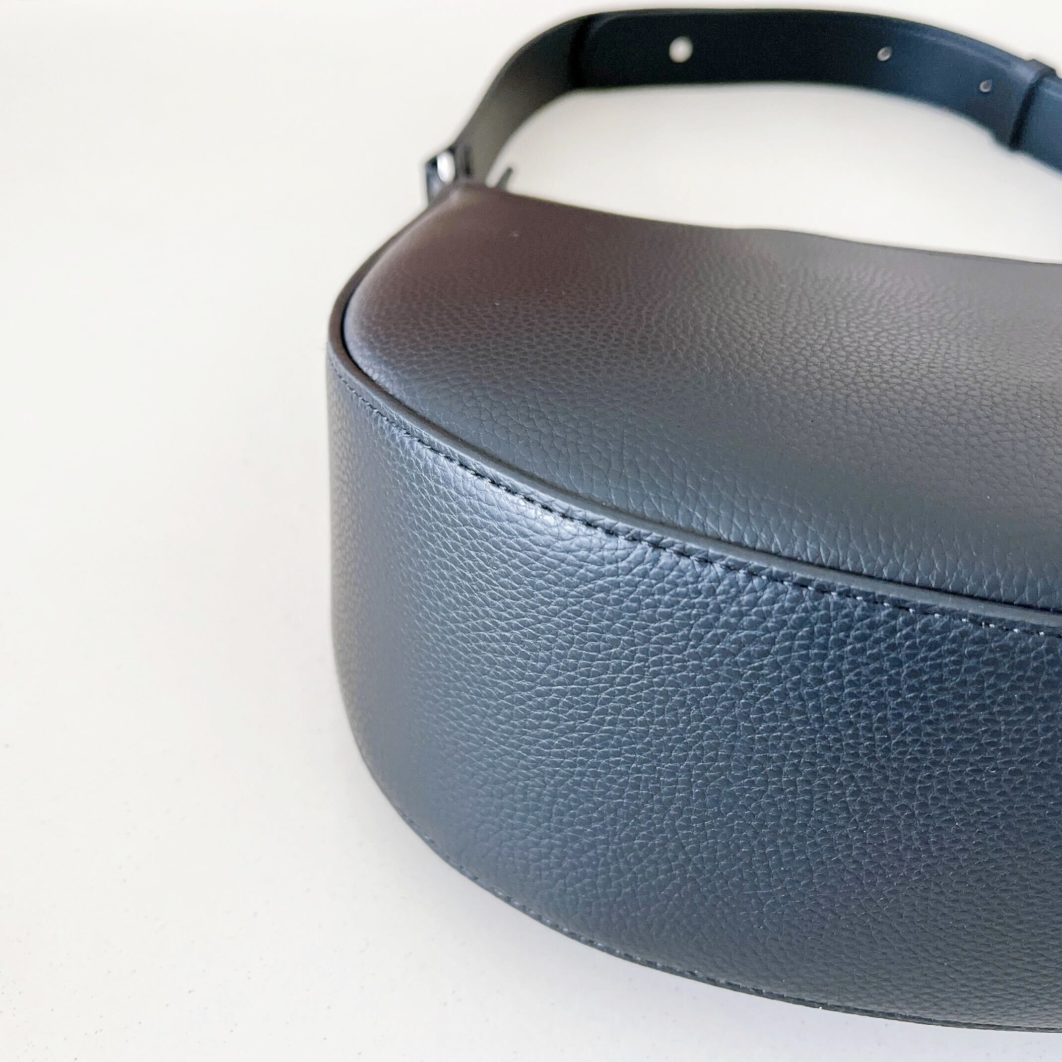 UNIQLO（ユニクロ）のオススメのバッグ「レザータッチワンハンドルバッグ」