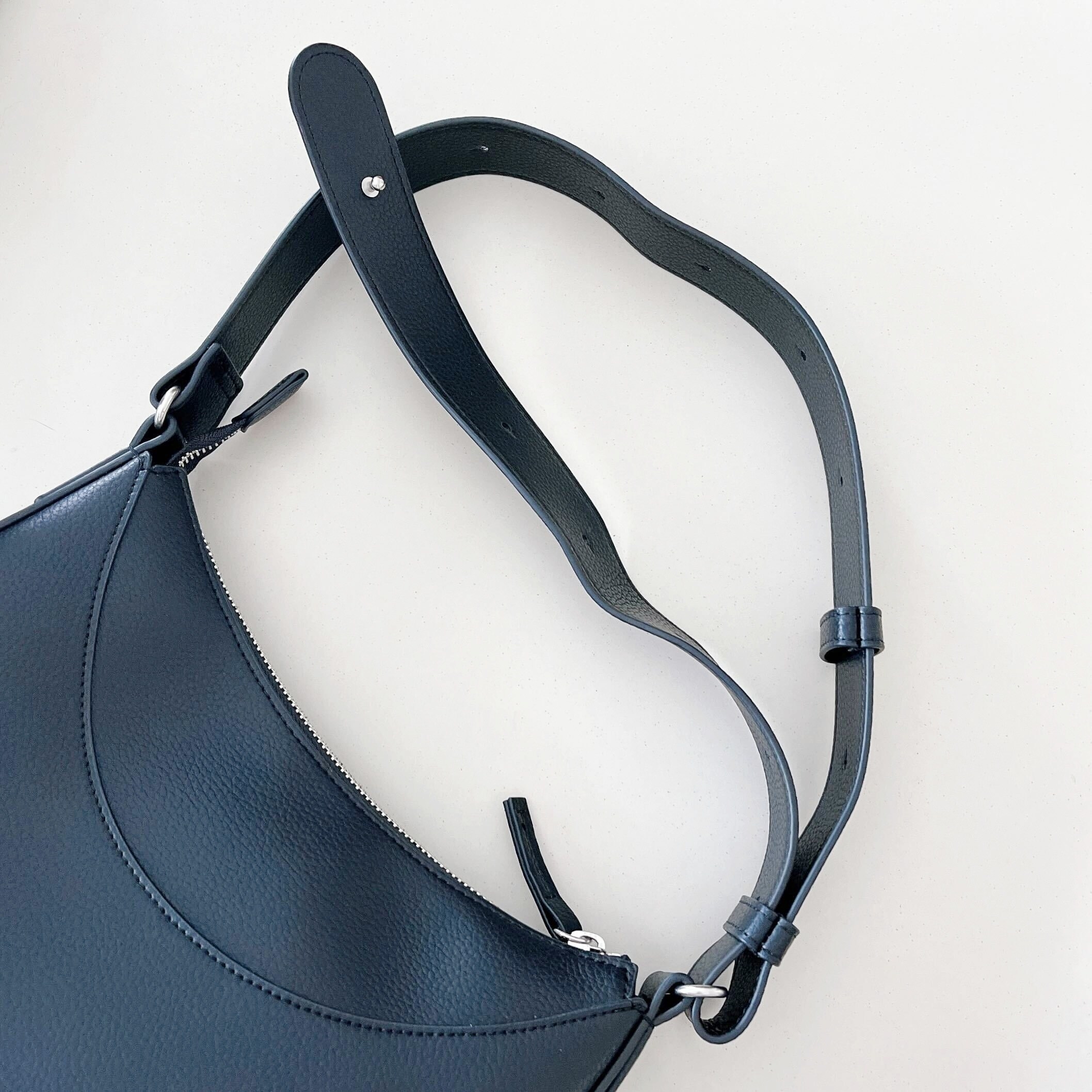 UNIQLO（ユニクロ）のオススメのバッグ「レザータッチワンハンドルバッグ」