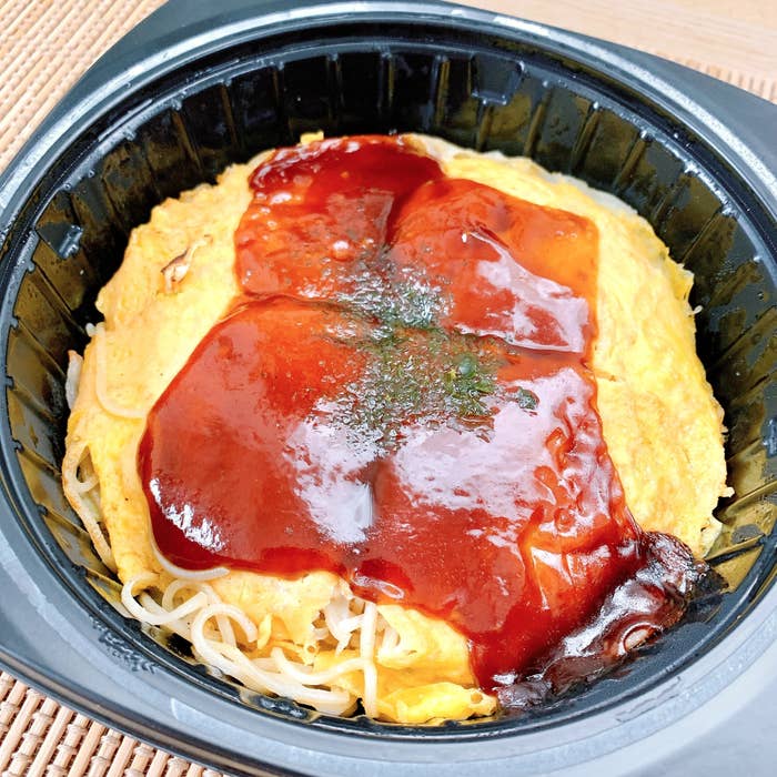 セブン-イレブンのおすすめの冷凍食品「7プレミアム 広島お好み焼き」