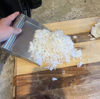 The food scooper scoops up diced onions