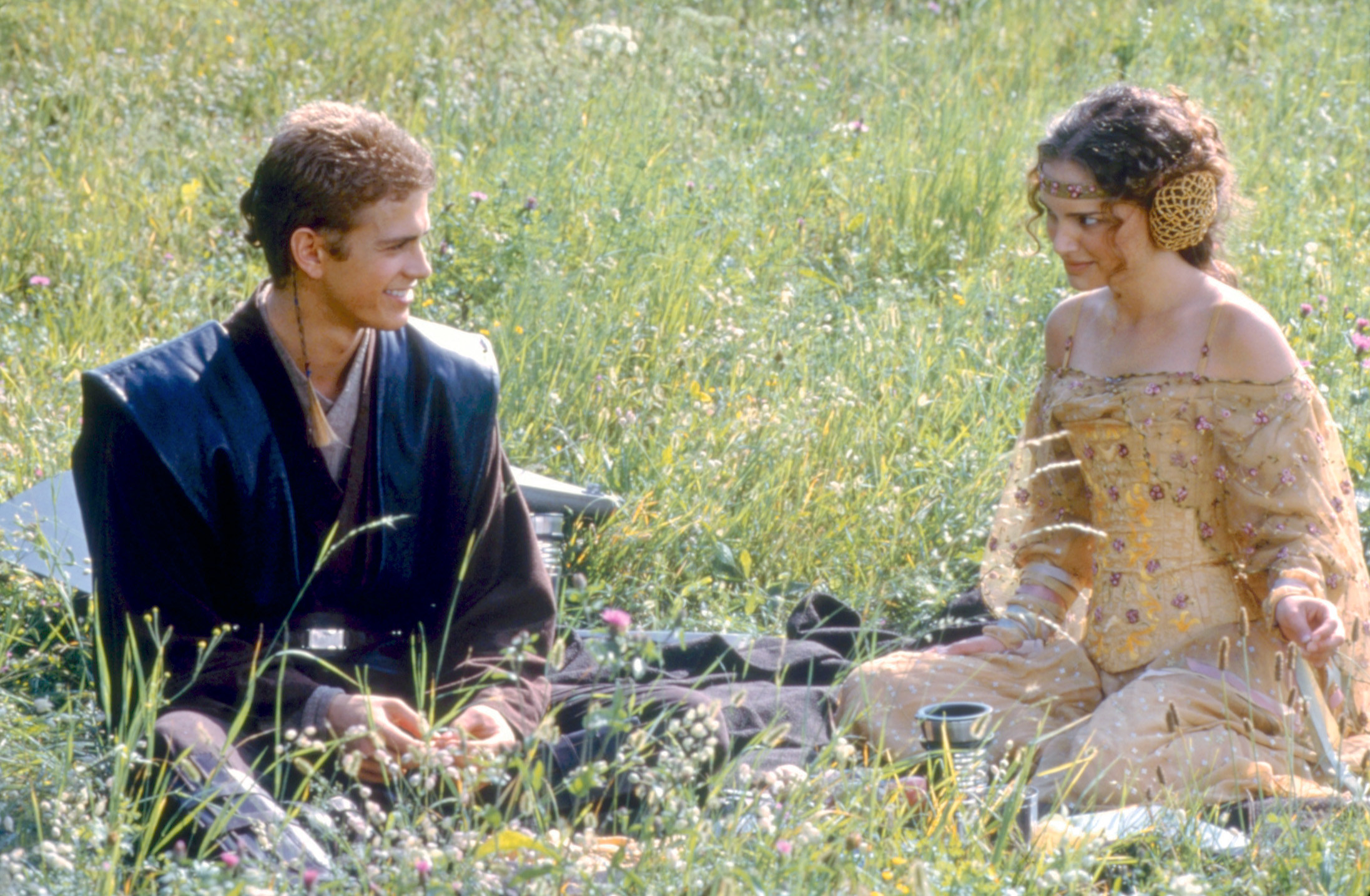 Natalie Portman and Hayden Christensen go on a picnic date in the Star Wars prequels