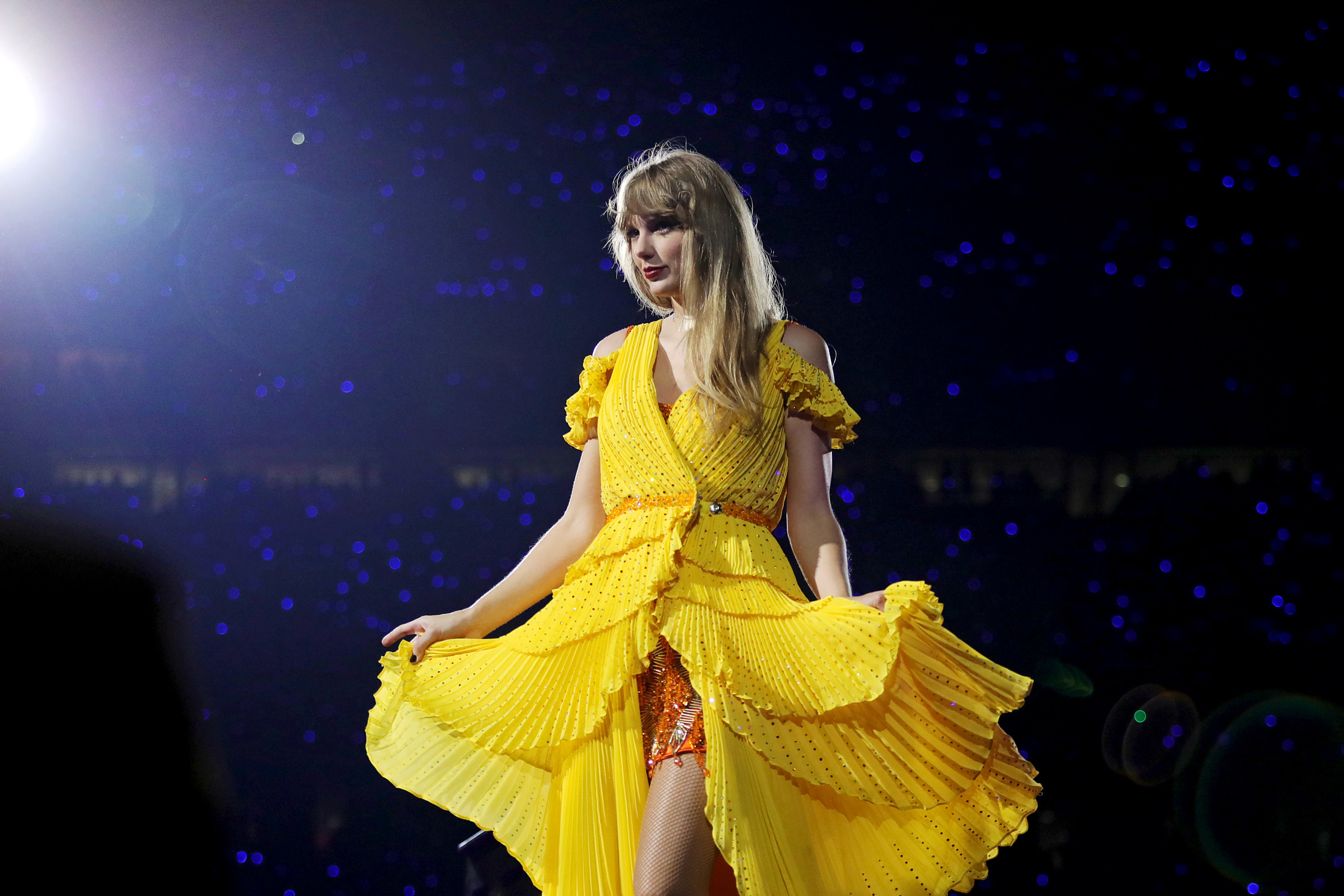 Taylor swift wearing a yellow dress