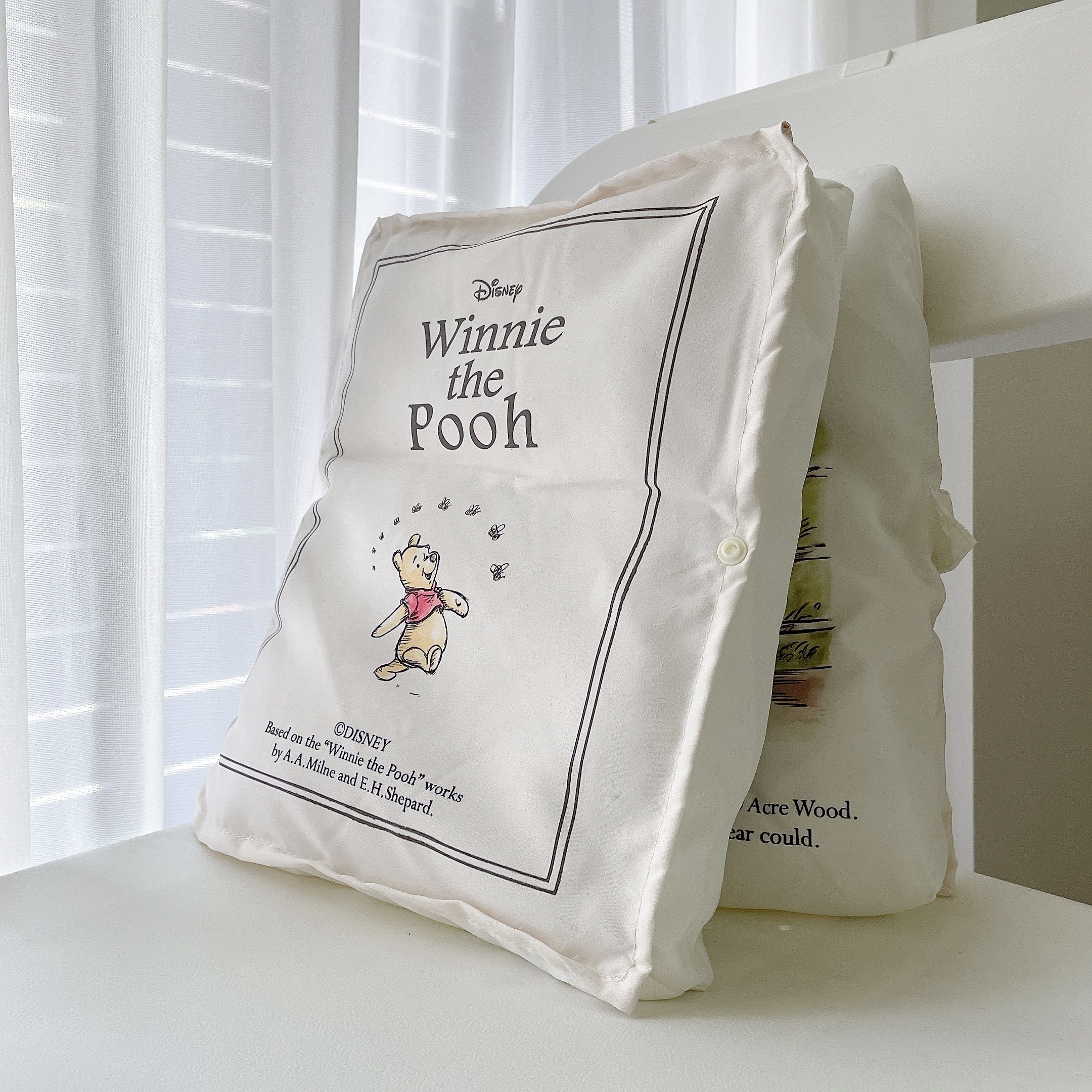 salut!（サリュ）のおすすめのアイテム「【Winnie the Pooh】ブック型クッション」