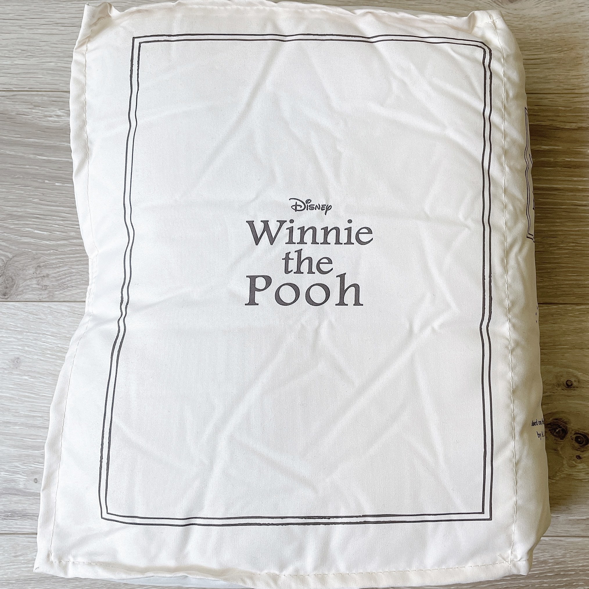 salut!（サリュ）のおすすめのアイテム「【Winnie the Pooh】ブック型クッション」