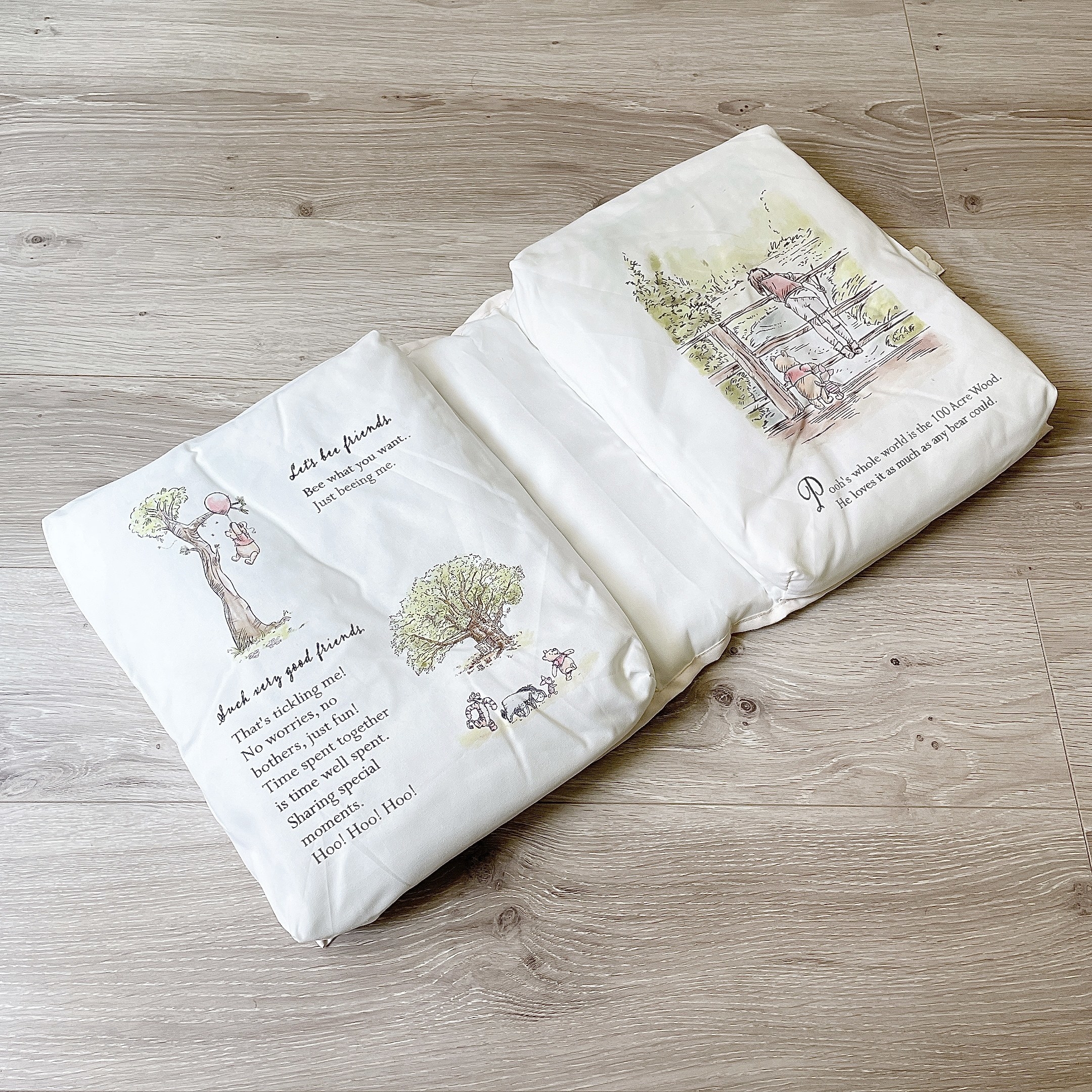 salut!（サリュ）のおすすめのアイテム「【Winnie the Pooh】ブック型クッション」