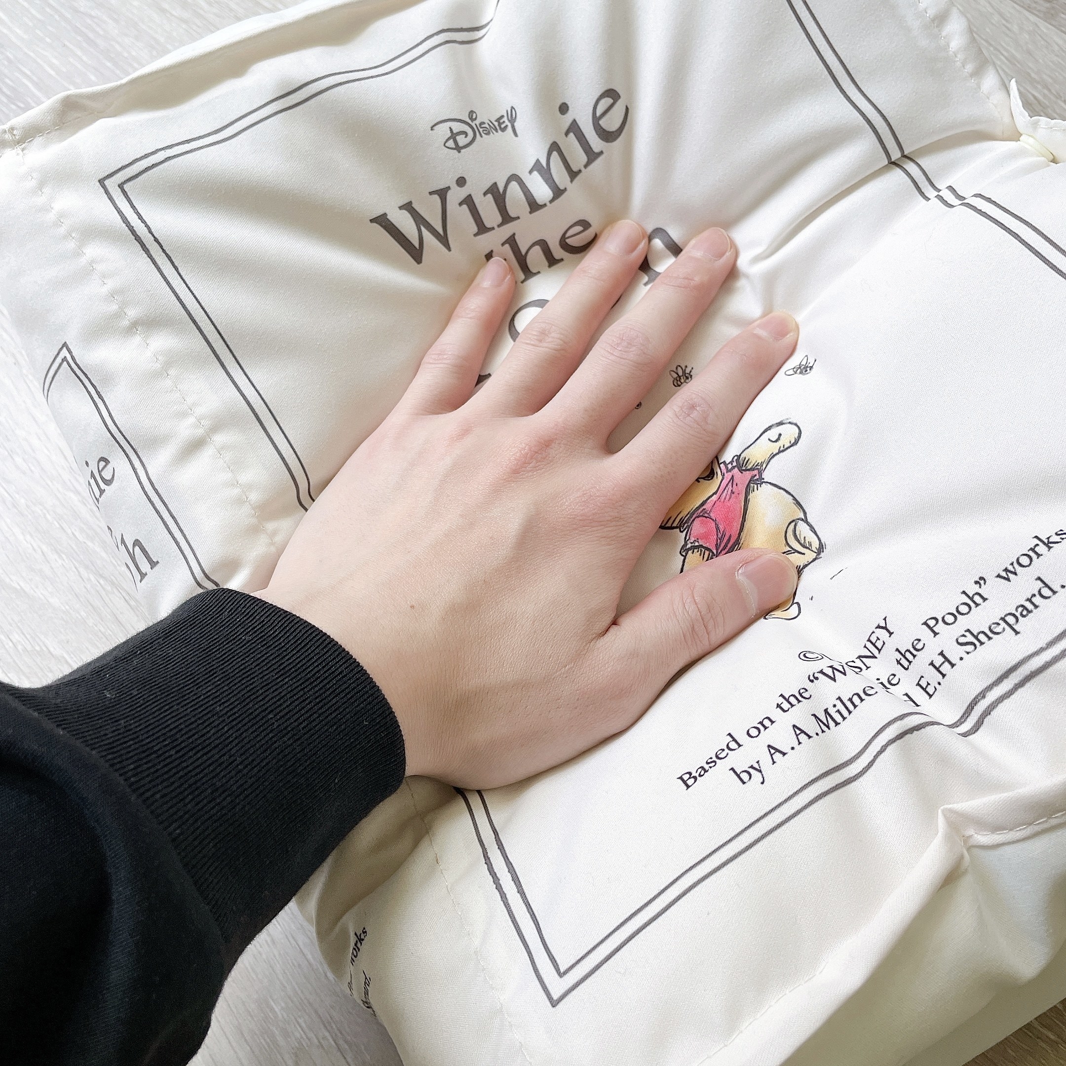 salut!（サリュ）のおすすめのアイテム「【Winnie the Pooh】ブック型クッション」