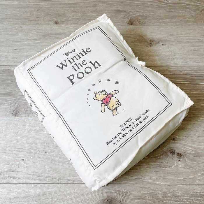 salut!（サリュ）のおすすめのアイテム「【Winnie the Pooh】ブック型クッション」