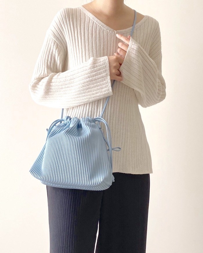 GU(ジーユー)のおすすめのレディースアイテム「プリーツドローストリングミニバッグ+X」