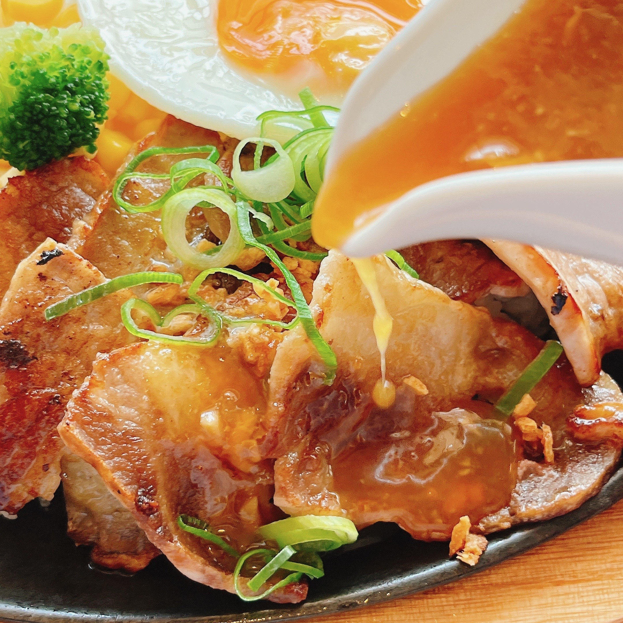 ココスのおすすめランチ「鉄板ビーフ・オン・ザ・ライス」