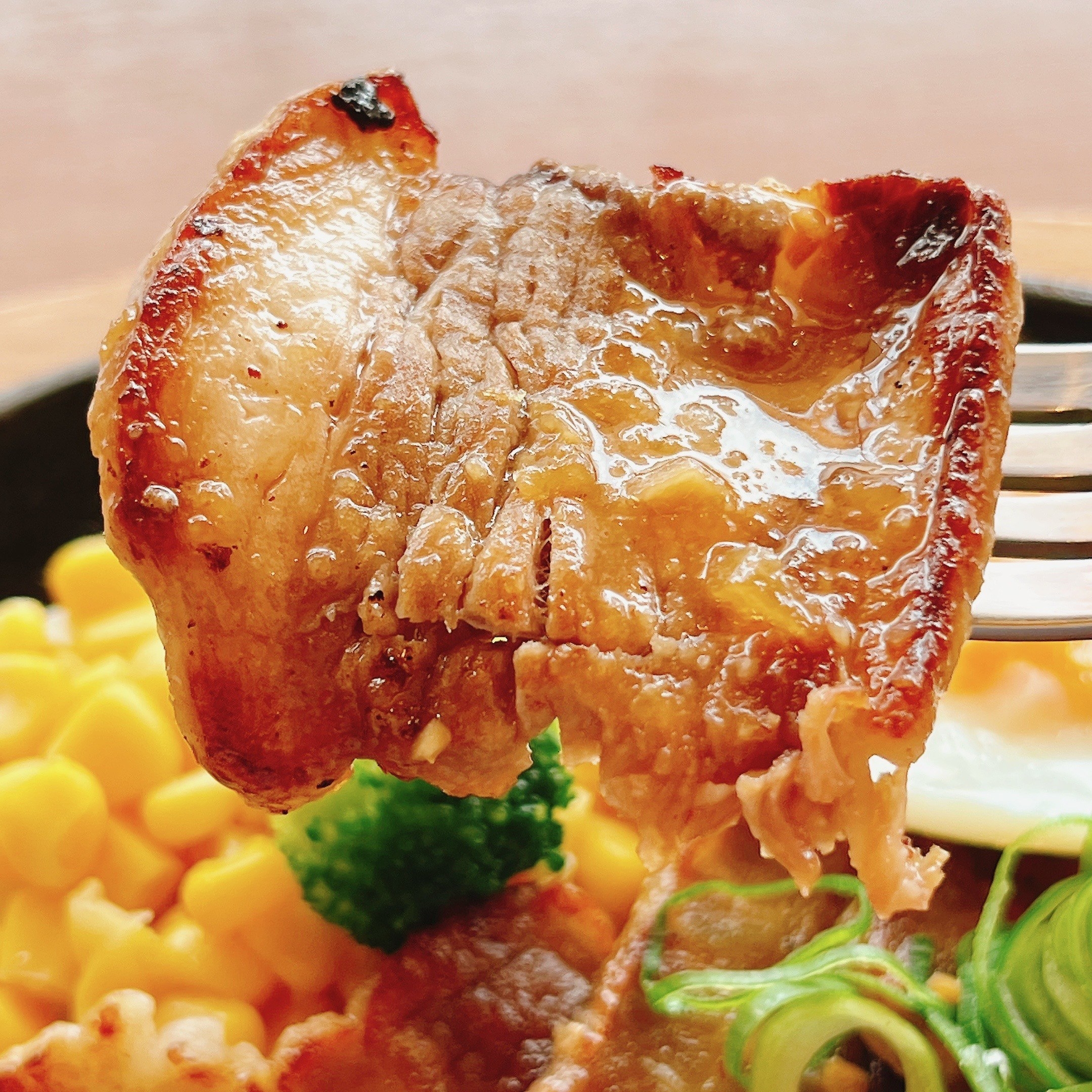 ココスのおすすめランチ「鉄板ビーフ・オン・ザ・ライス」