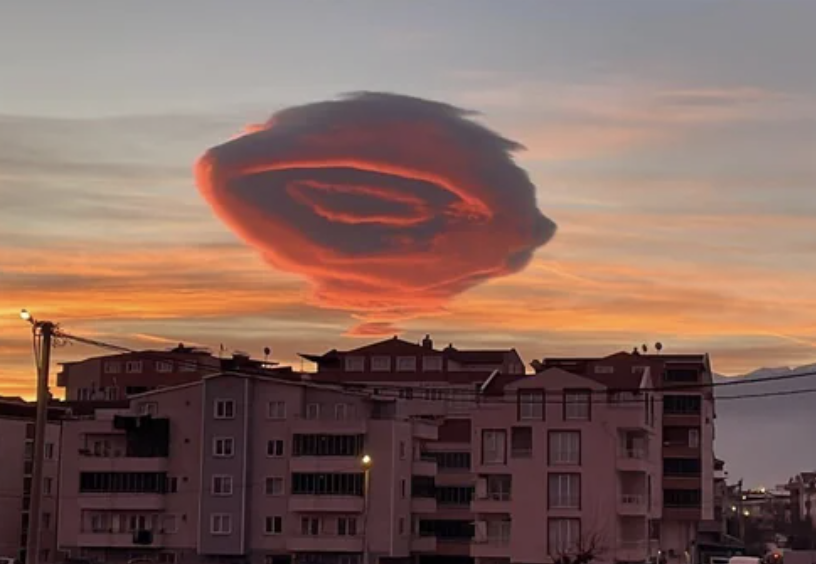 A cloud that looks like an eye