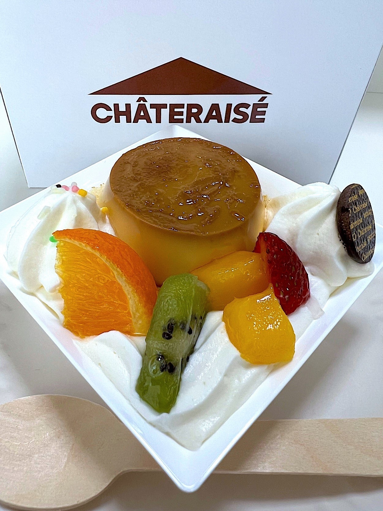 シャトレーゼのオススメのスイーツ「苺とフルーツのうみたて卵プリンアラモード」