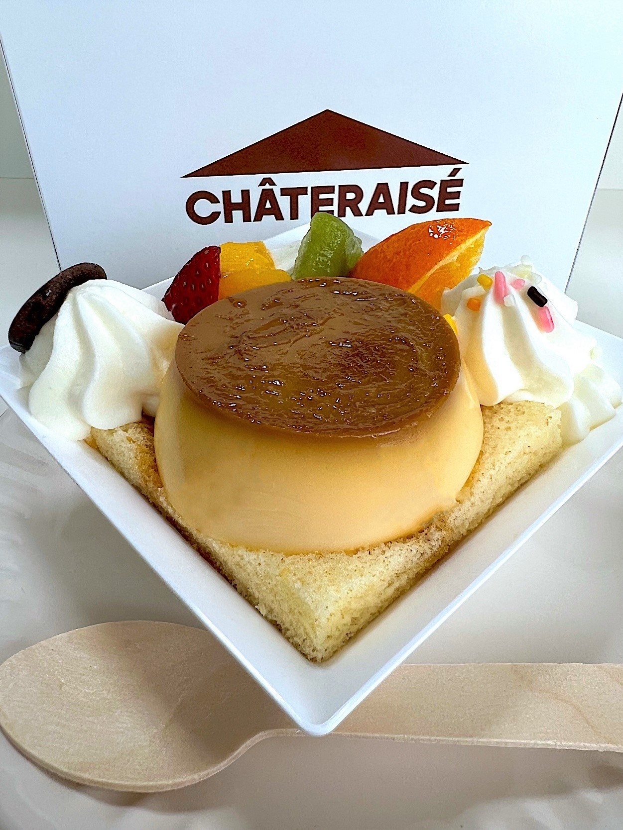 シャトレーゼのオススメのスイーツ「苺とフルーツのうみたて卵プリンアラモード」