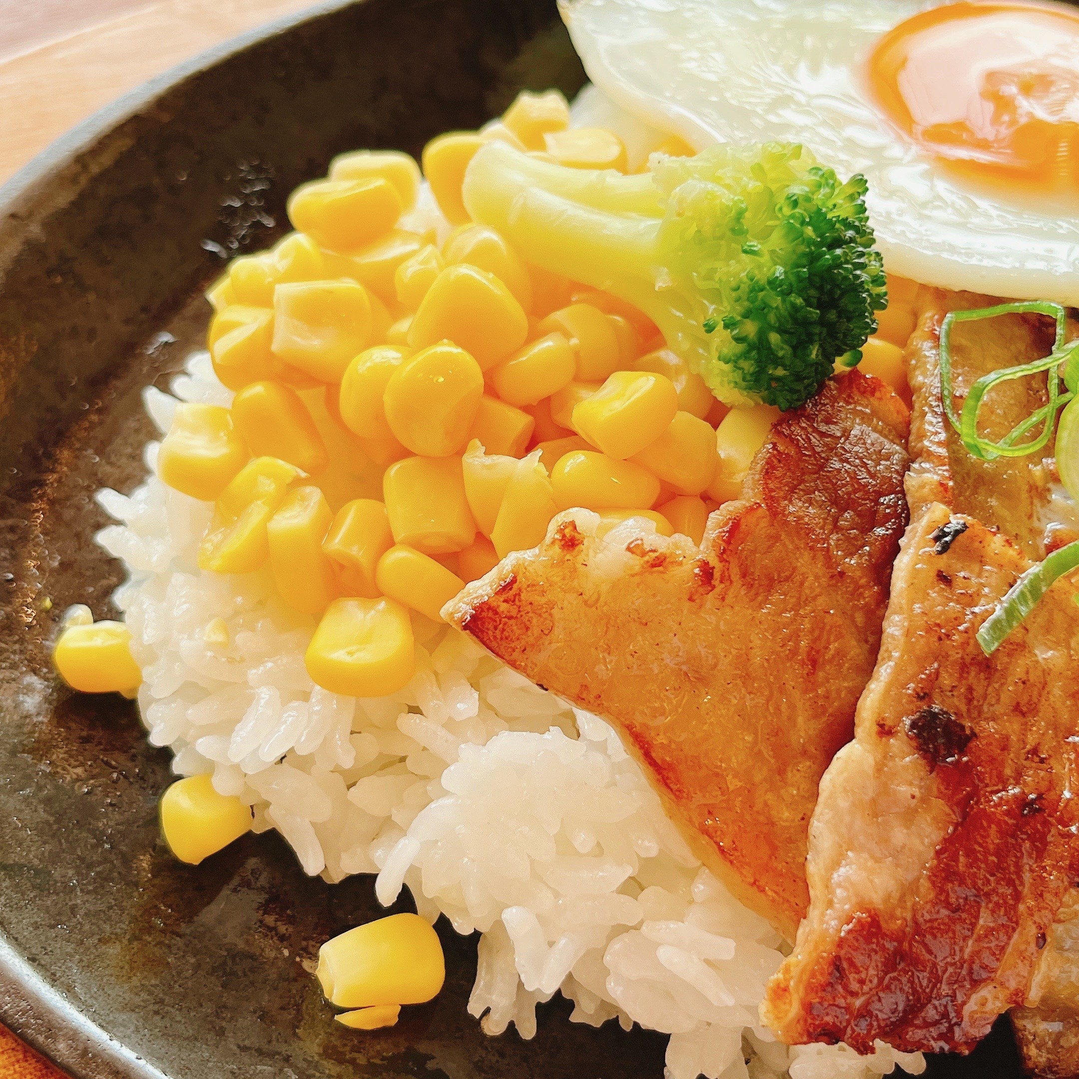 ココスのおすすめランチ「鉄板ビーフ・オン・ザ・ライス」