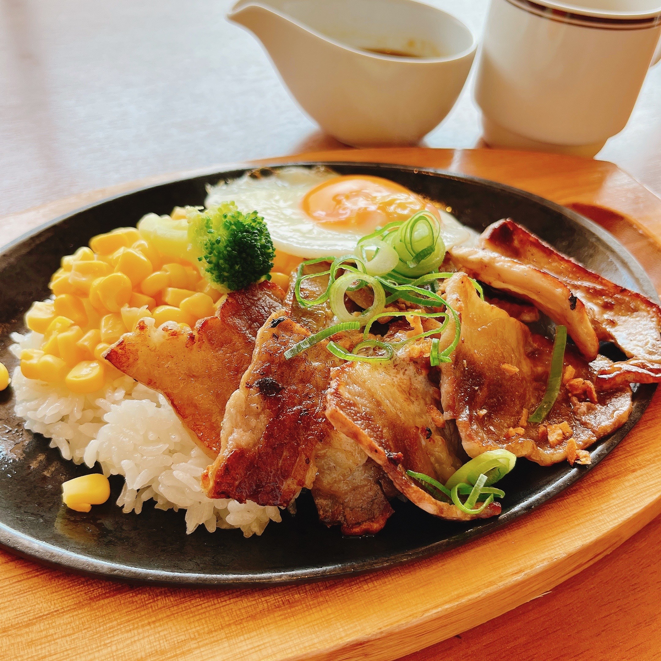 ココスのおすすめランチ「鉄板ビーフ・オン・ザ・ライス」