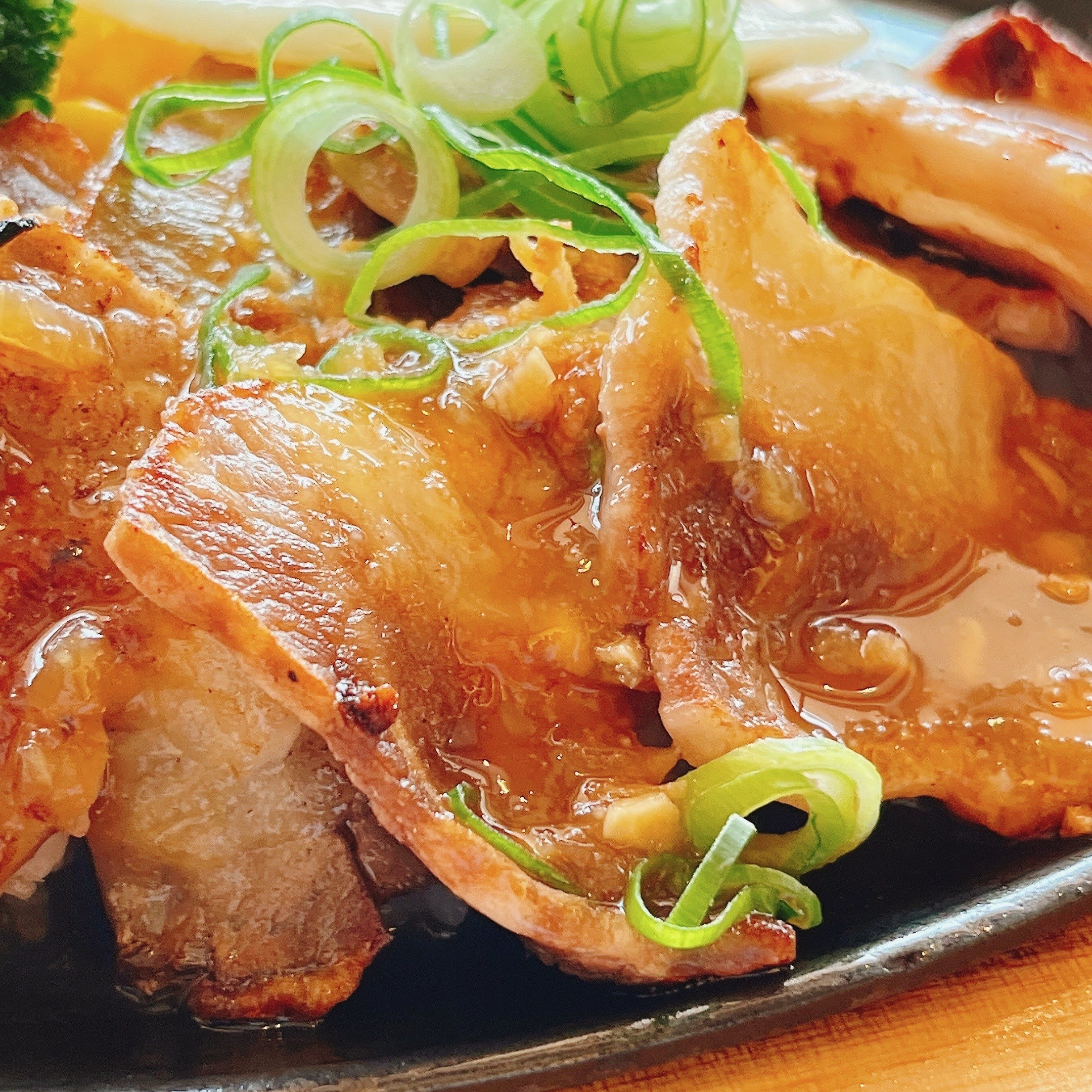 ココスのおすすめランチ「鉄板ビーフ・オン・ザ・ライス」