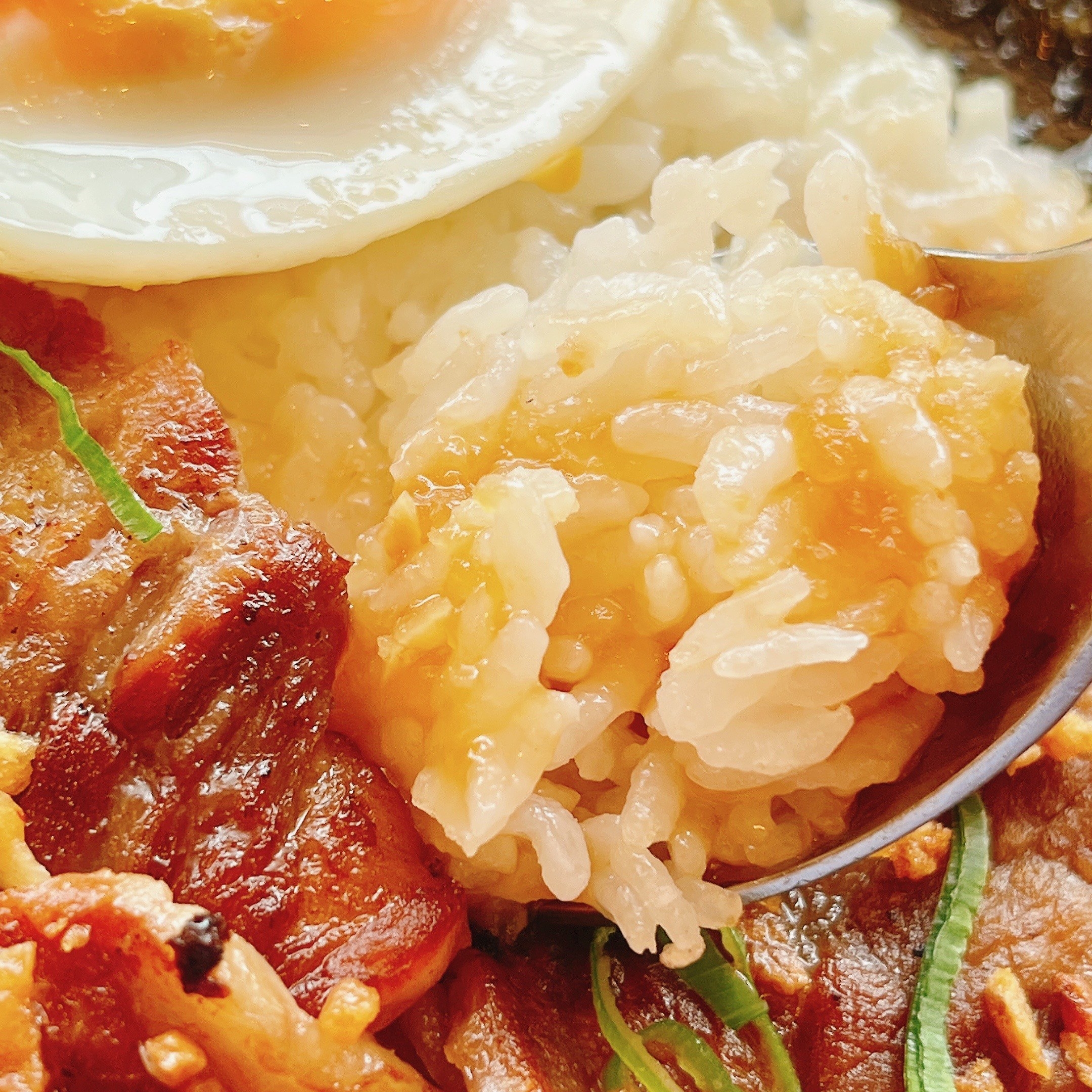 ココスのおすすめランチ「鉄板ビーフ・オン・ザ・ライス」