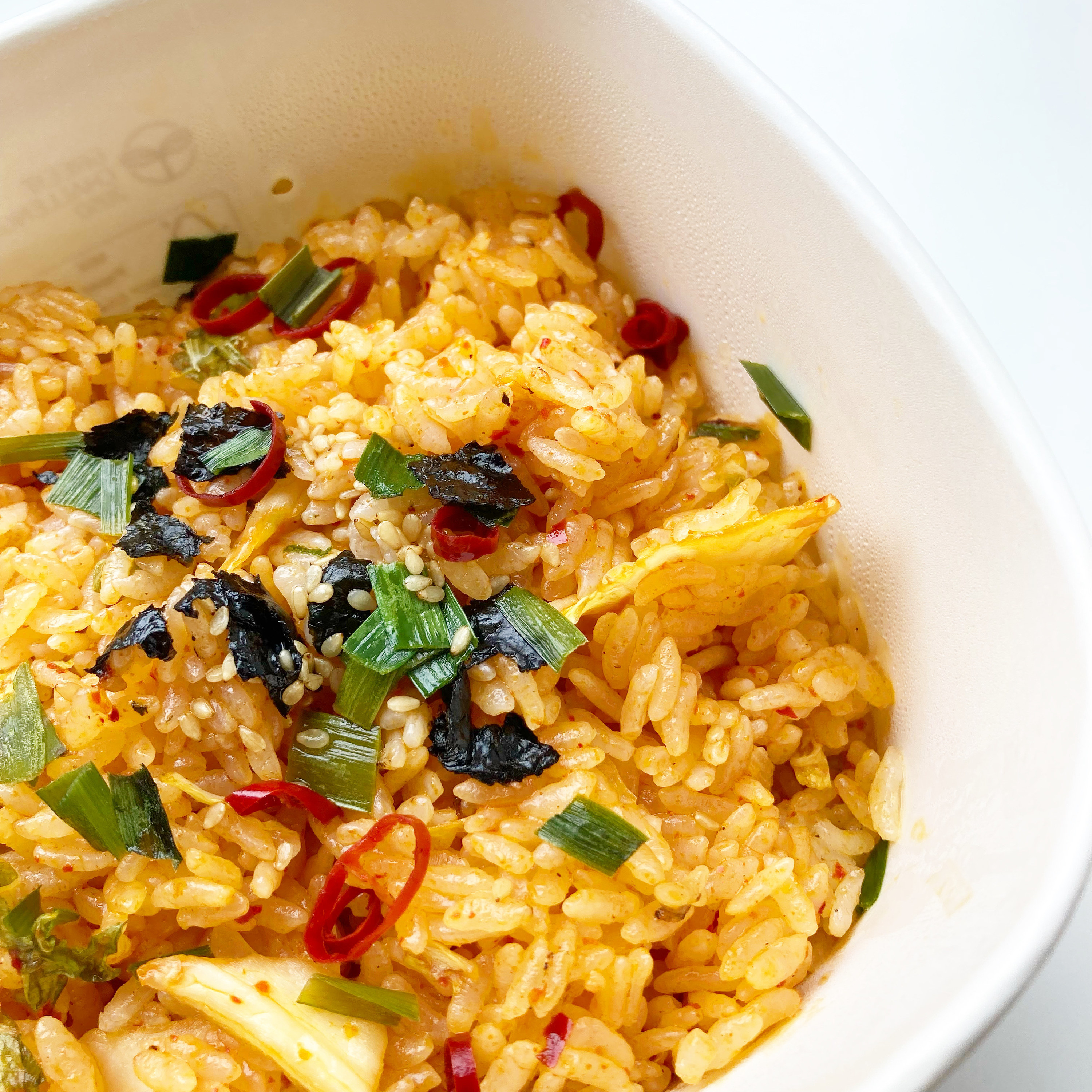 セブン-イレブンのおすすめ韓国グルメ「ごま油香る 旨辛キムチチャ－ハン」