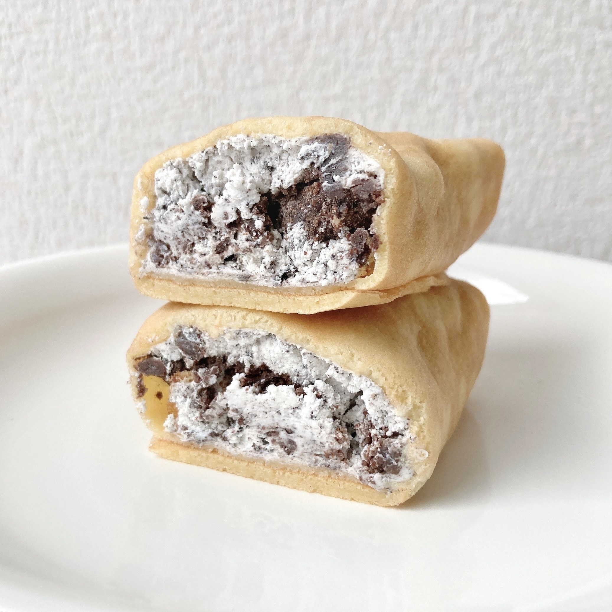 FamilyMart(ファミリーマート)のオススメのスイーツ「ファミマ・ザ・クレープ クッキー&クリーム」