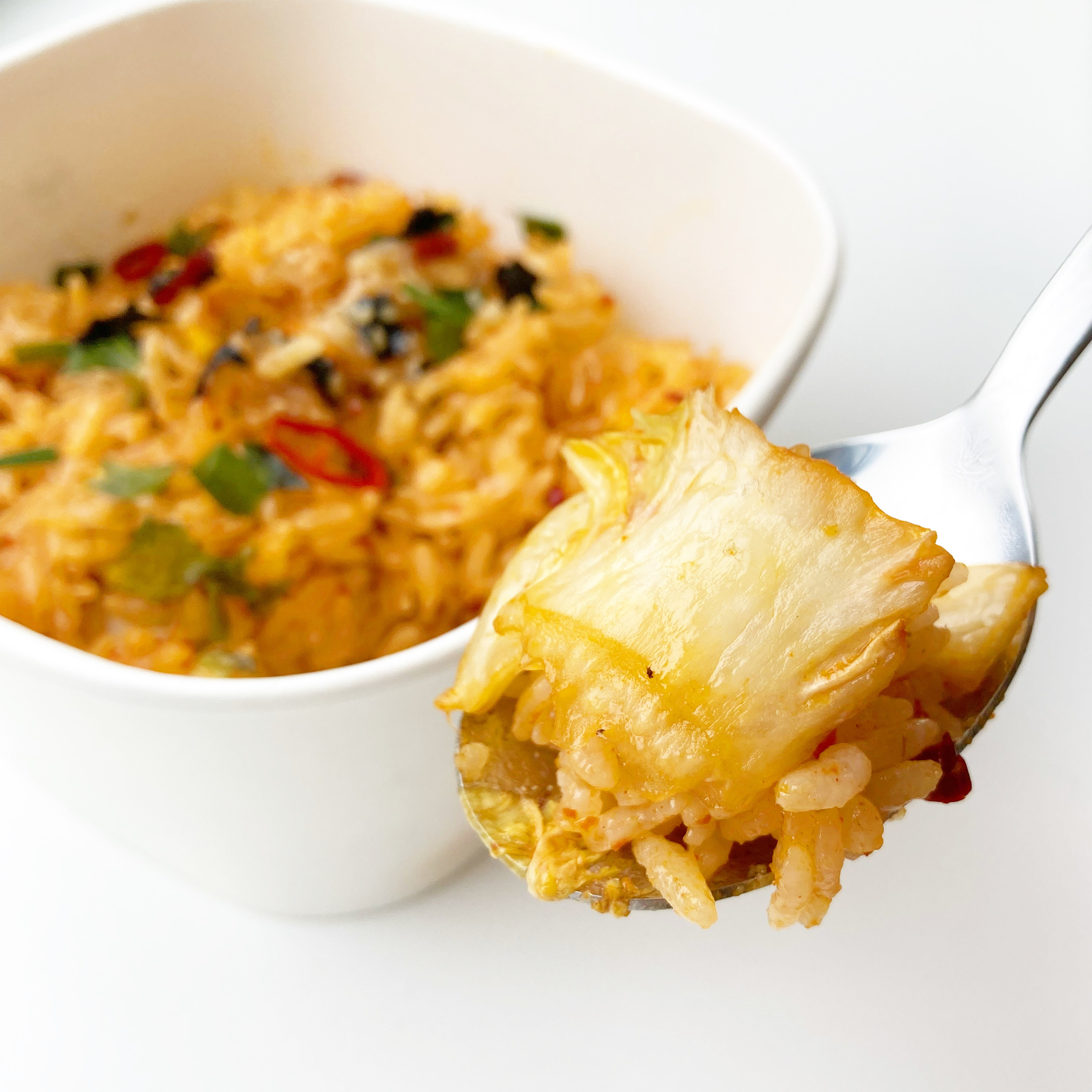 セブン-イレブンのおすすめ韓国グルメ「ごま油香る 旨辛キムチチャ－ハン」