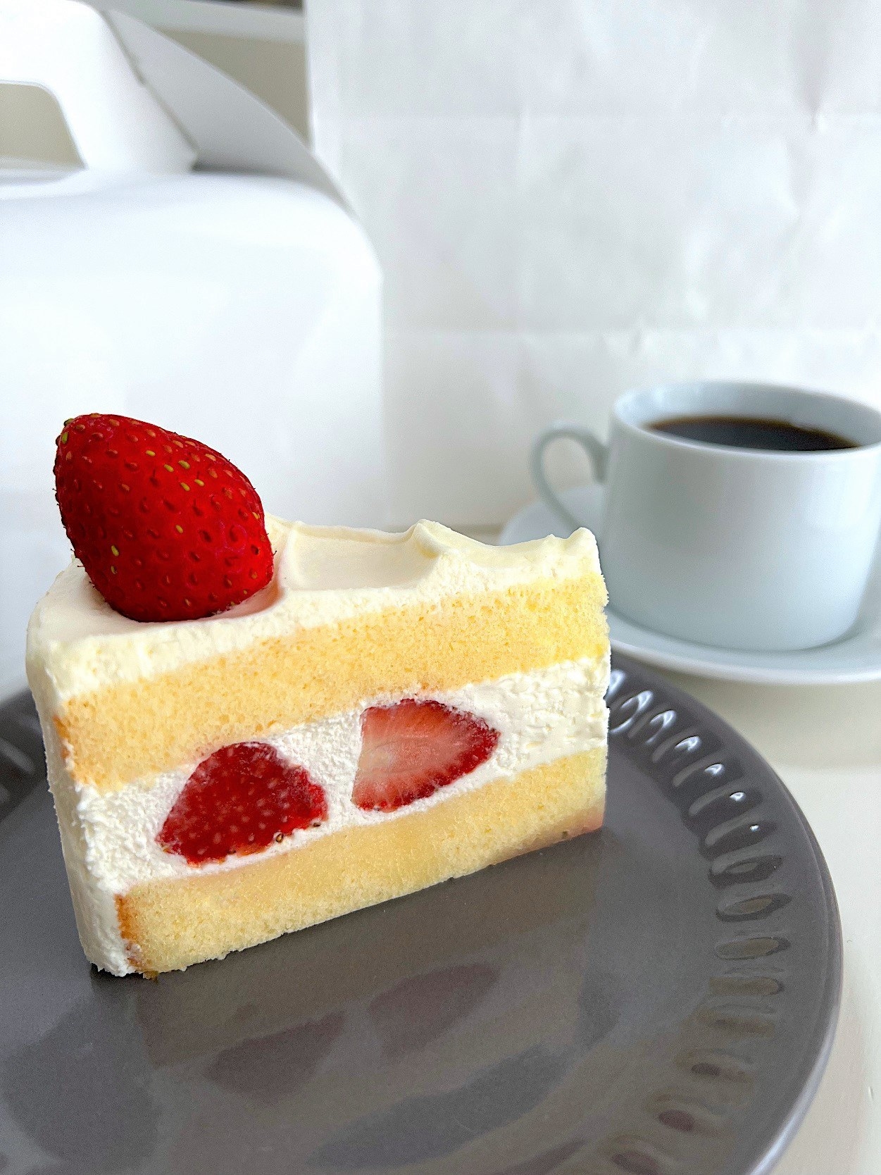 星乃珈琲店のオススメのメニュー「苺のプレミアムショートケーキ」