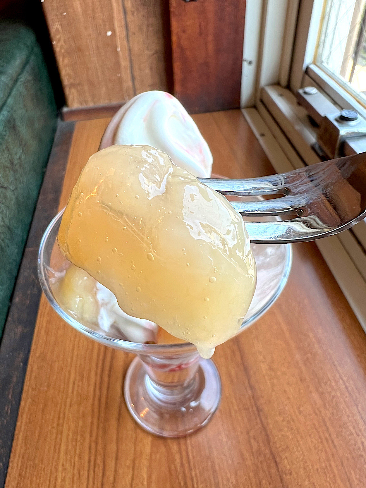 びっくりドンキーのオススメスイーツ「なめらか杏仁のリトルピーチ」