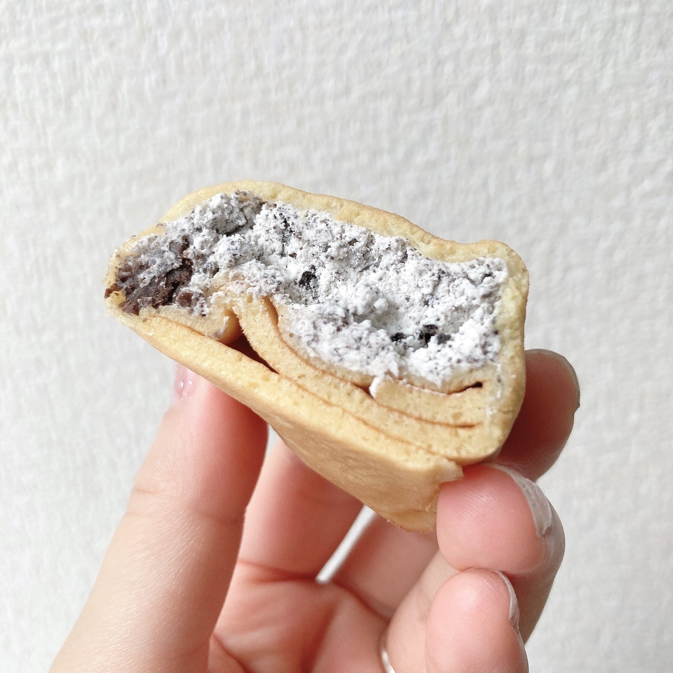 FamilyMart(ファミリーマート)のオススメのスイーツ「ファミマ・ザ・クレープ クッキー&クリーム」