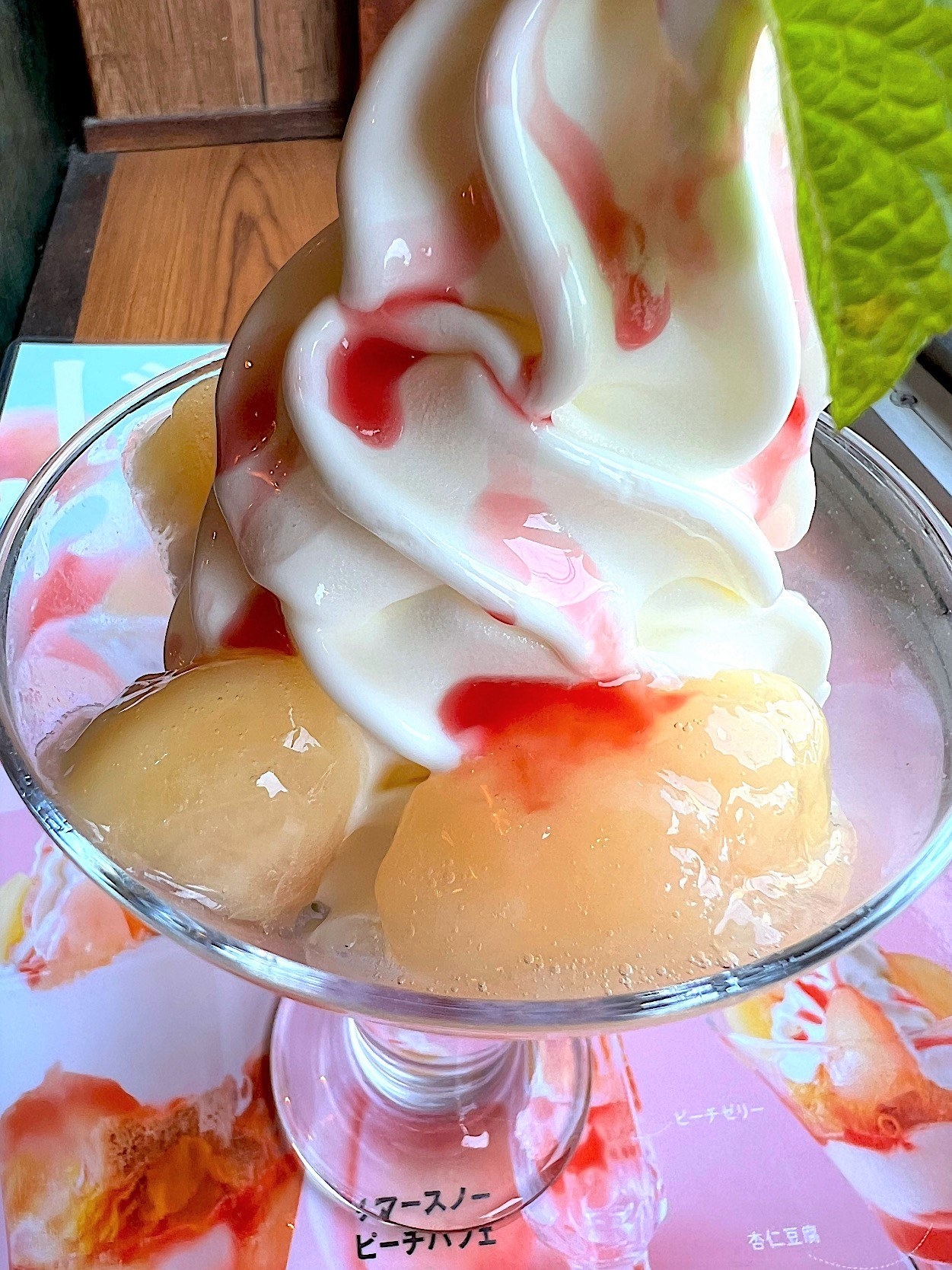 びっくりドンキーのオススメスイーツ「なめらか杏仁のリトルピーチ」