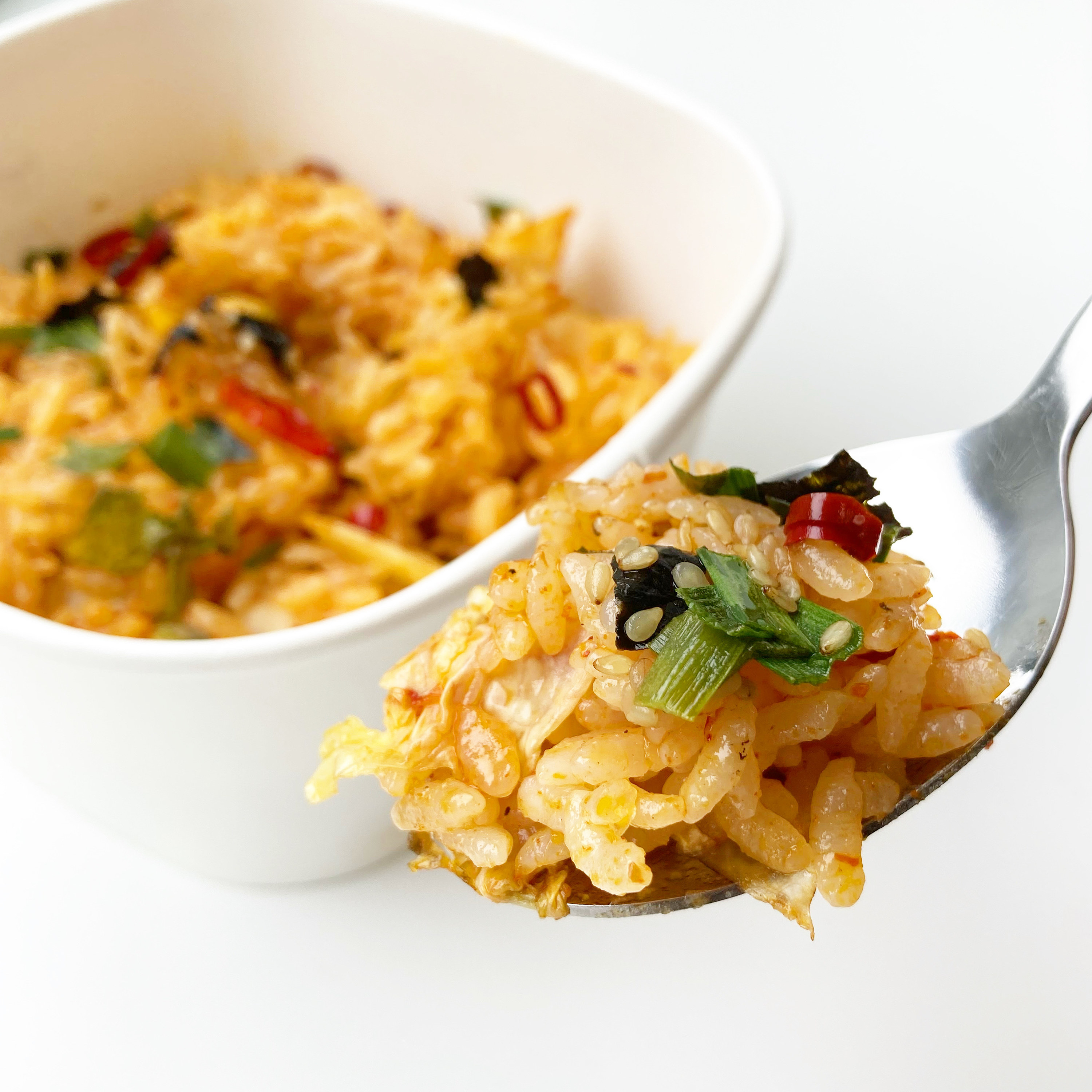 セブン-イレブンのおすすめ韓国グルメ「ごま油香る 旨辛キムチチャ－ハン」