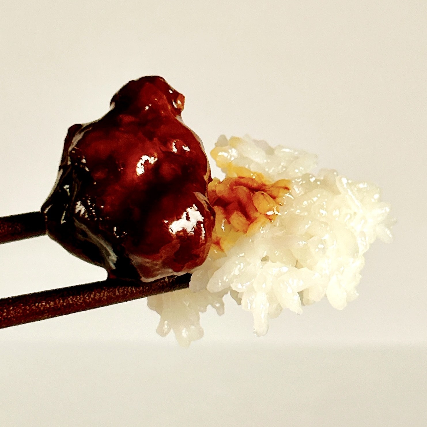 セブン‐イレブンのオススメの惣菜「7プレミアムゴールド 金の黒酢酢豚」