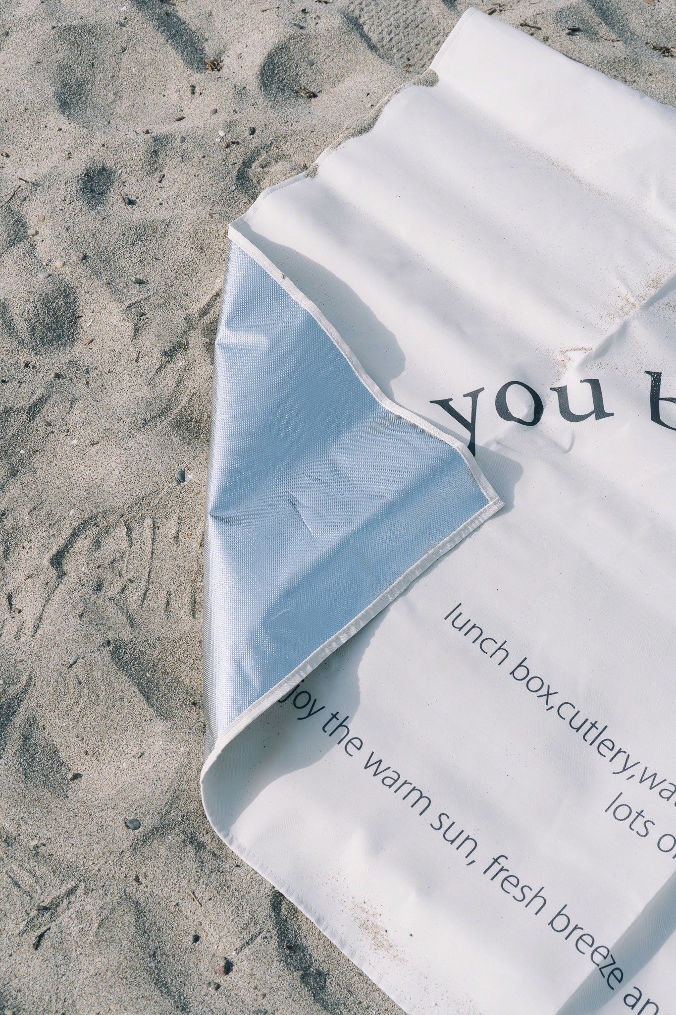 3COINSのおすすめ雑貨「【Natural Picnic】ベルト付きピクニックマット」