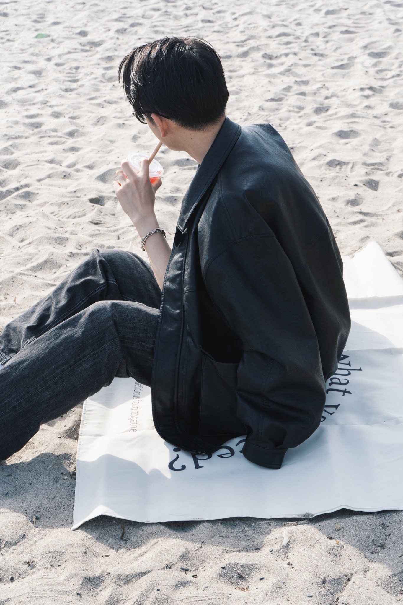 3COINSのおすすめ雑貨「【Natural Picnic】ベルト付きピクニックマット」