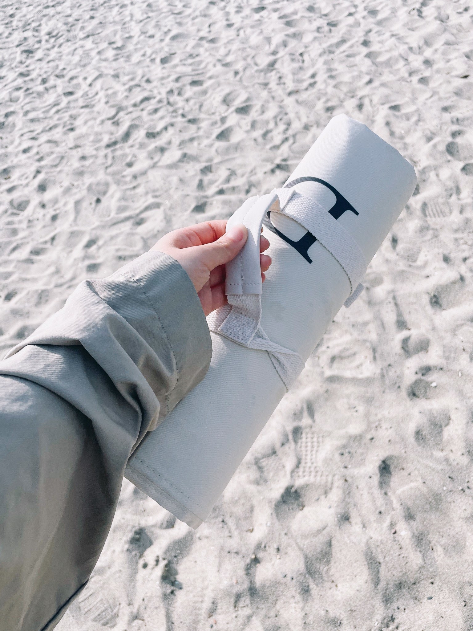 3COINSのおすすめ雑貨「【Natural Picnic】ベルト付きピクニックマット」