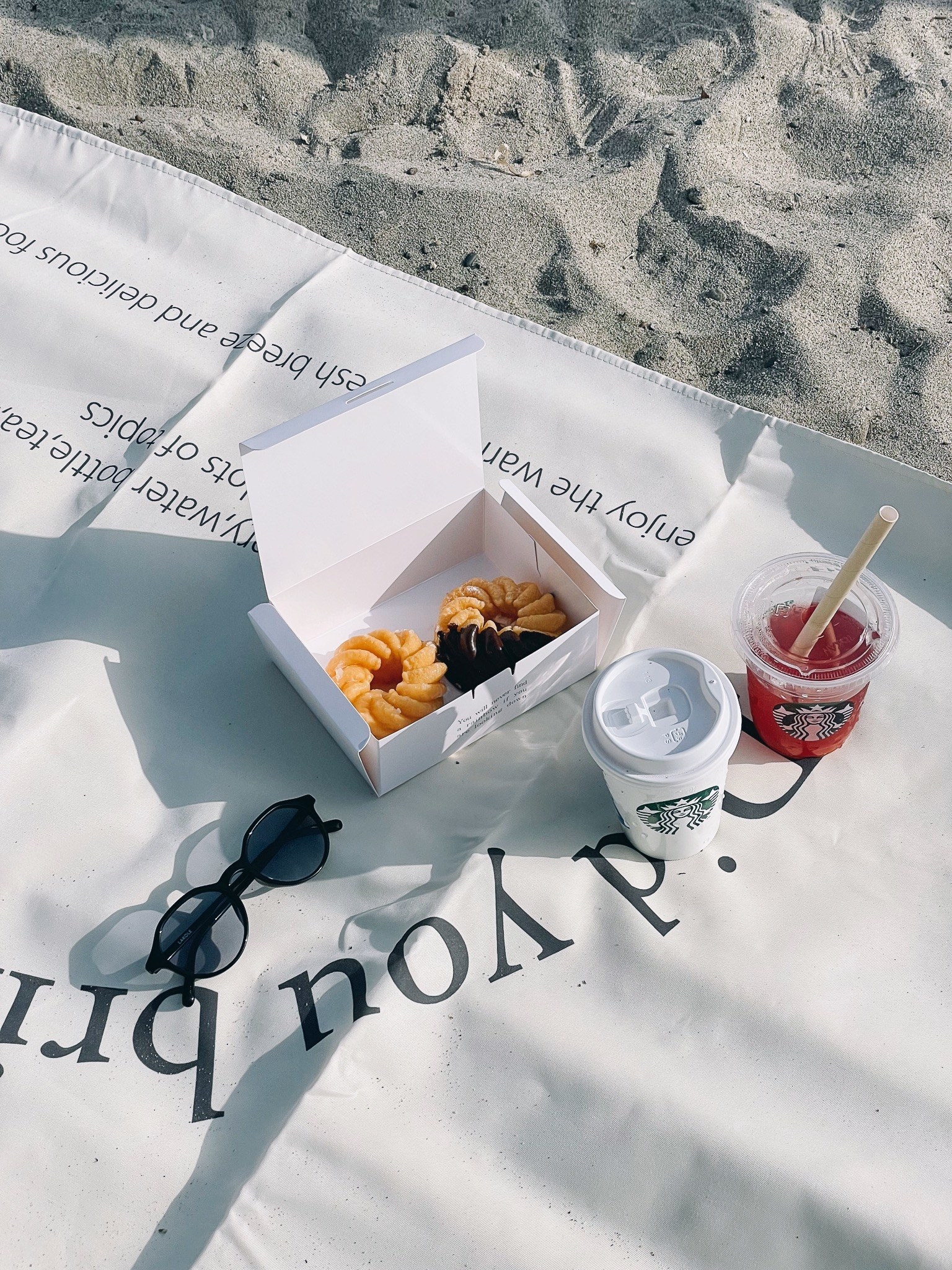 3COINSのおすすめ雑貨「【Natural Picnic】ベルト付きピクニックマット」