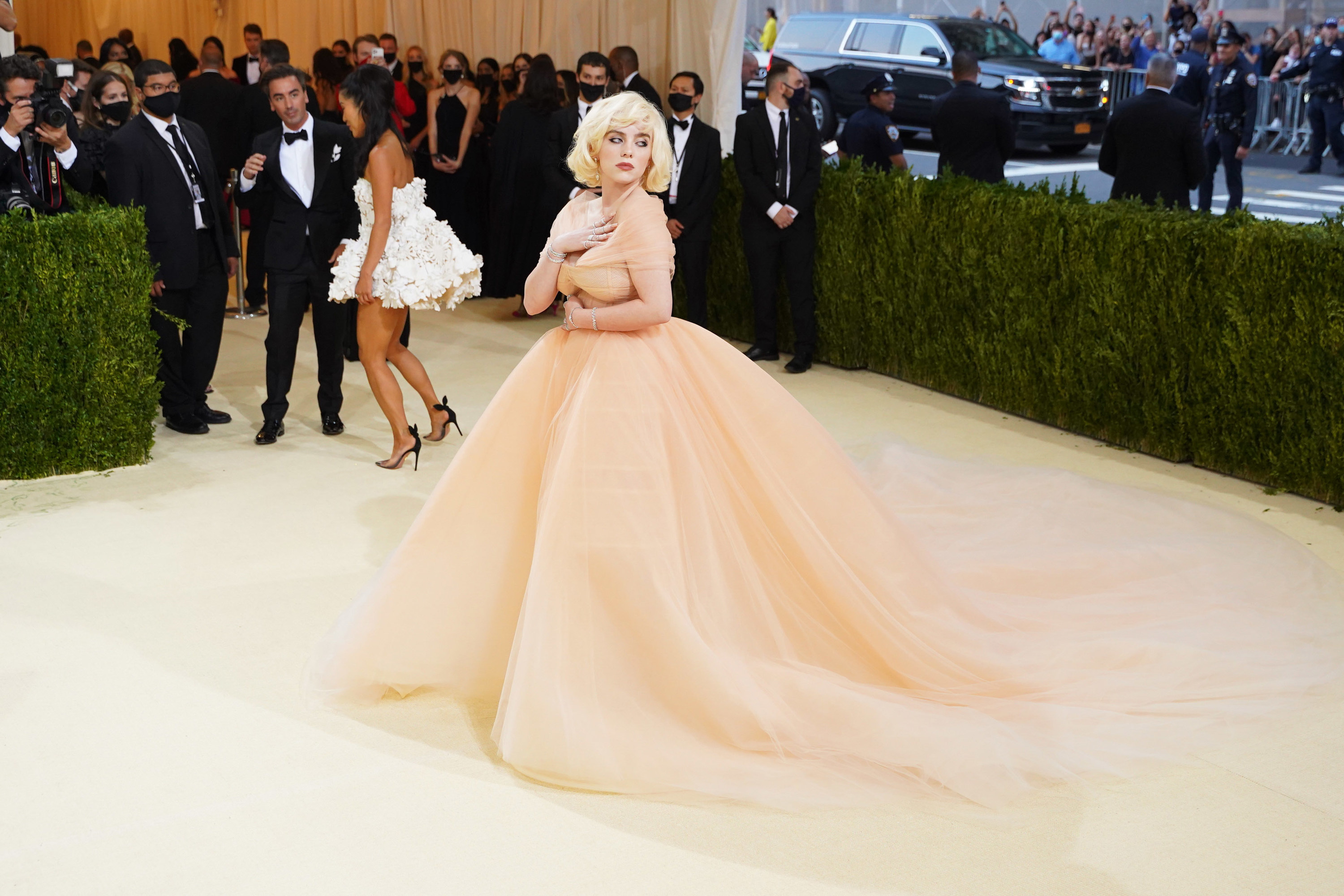 Билли айлиш мет гала. Билли Айлиш met Gala 2021. Met Gala 2021 Billie. Билли Айлиш мет Гала 2022. Образ Билли Айлиш на мет Гала 2021.