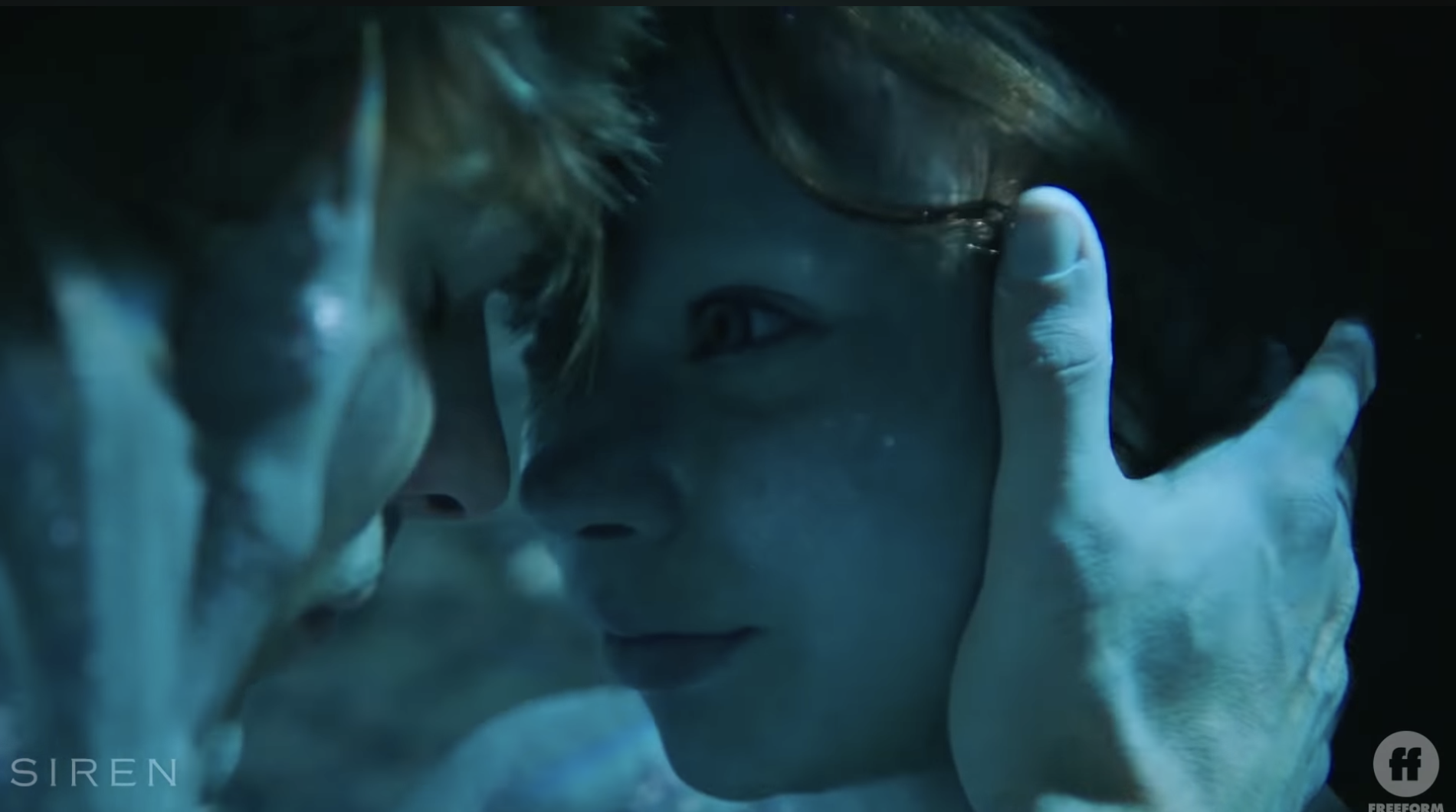 Eline鲍威尔Ryn在“塞壬,“握着她的爱人,本,在一种拥抱她的美人鱼却# x27;水下