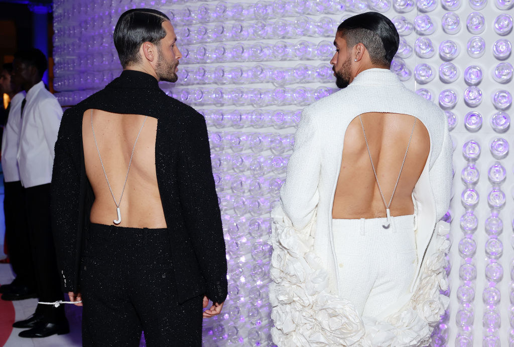 Simon Porte Jacquemus and Bad Bunny from the back