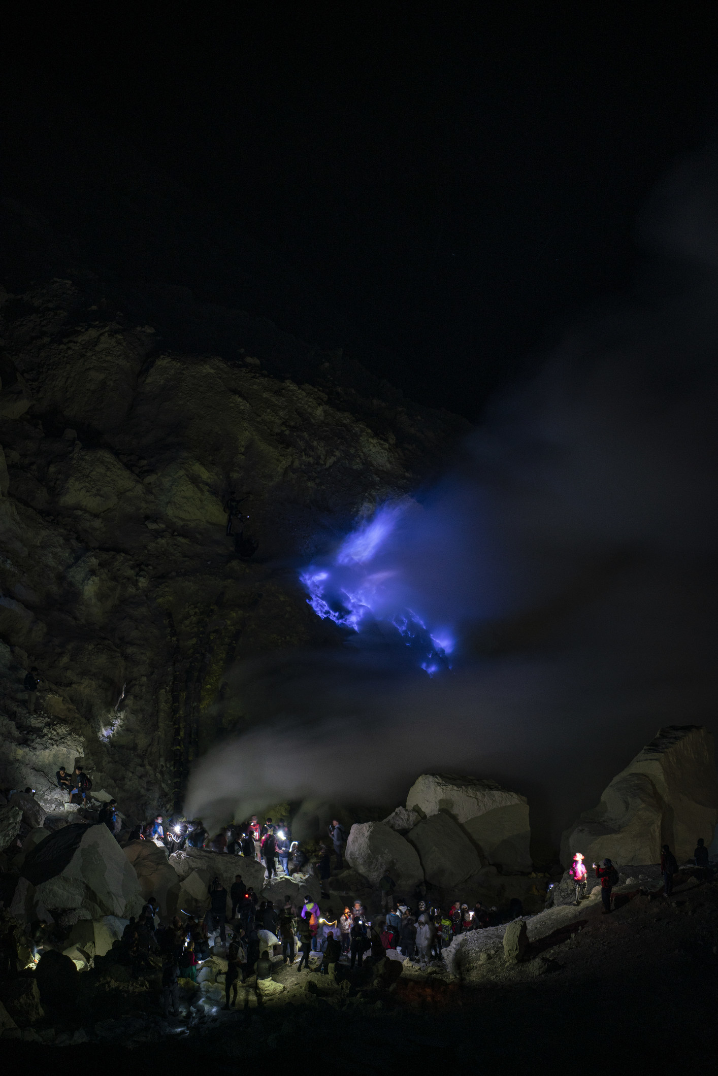 people surrounding the volcano to see the glow