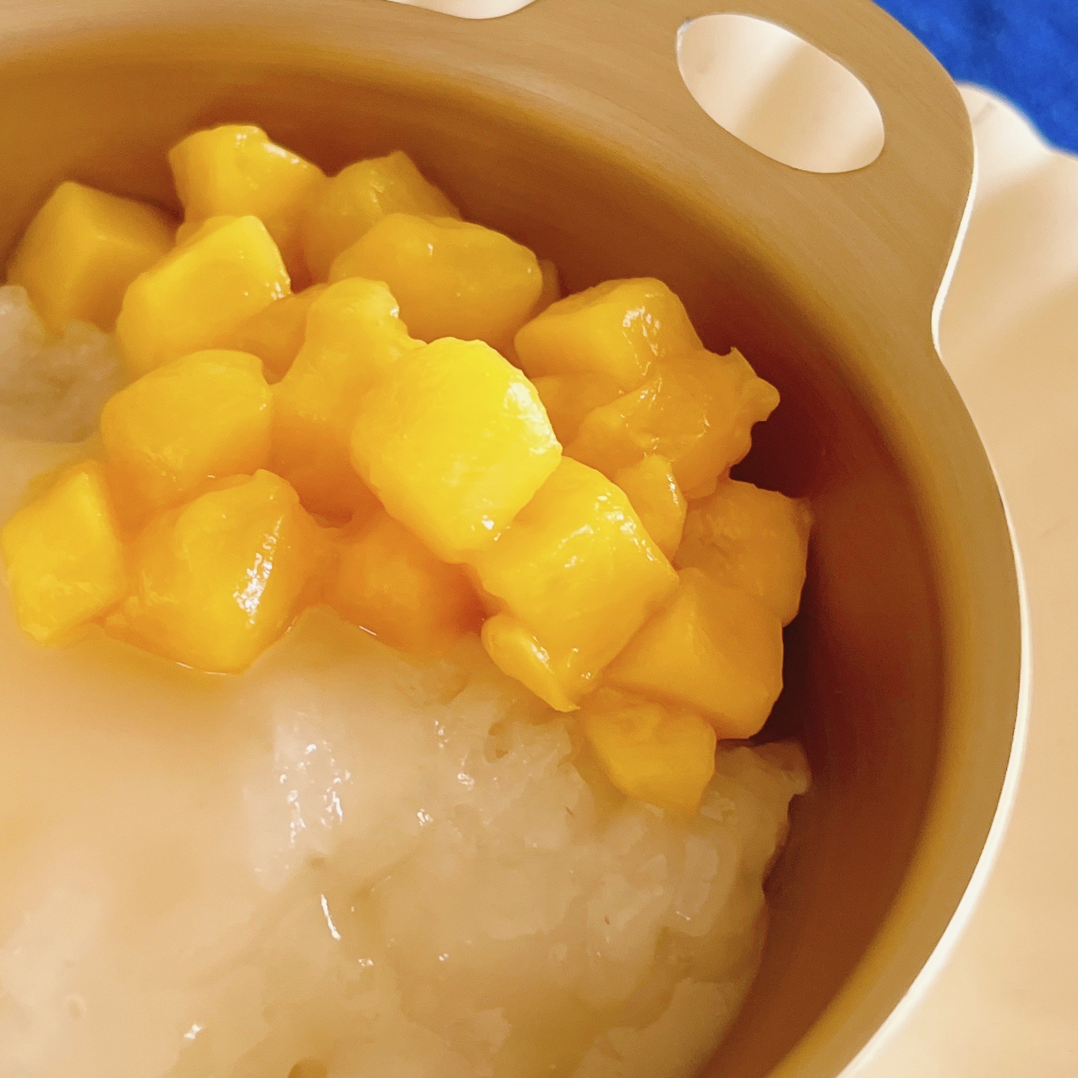 KALDI(カルディ)のおすすめ「もち米とマンゴーのココナッツミルクソースがけ カオニャオマムアン」