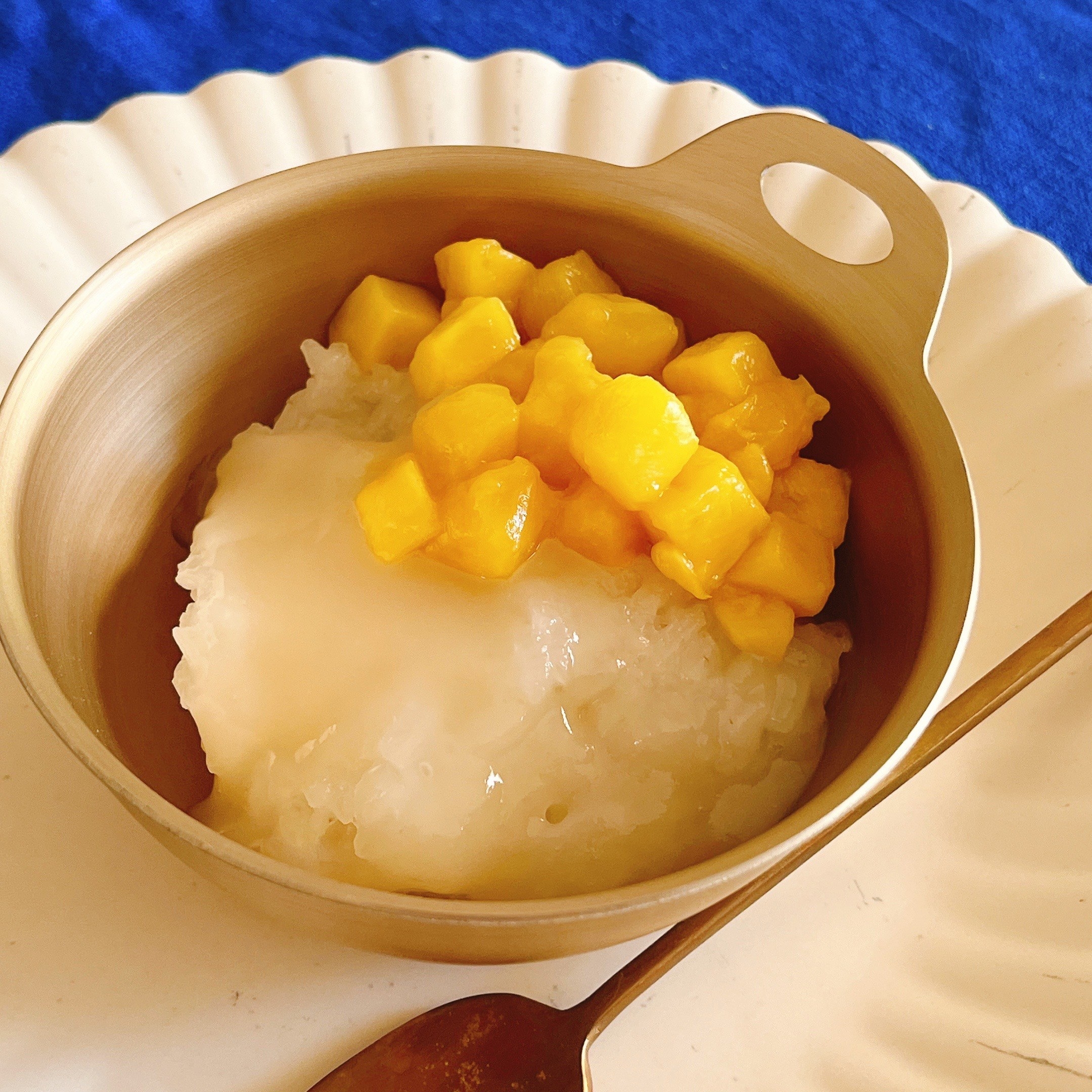 KALDI(カルディ)のおすすめ「もち米とマンゴーのココナッツミルクソースがけ カオニャオマムアン」