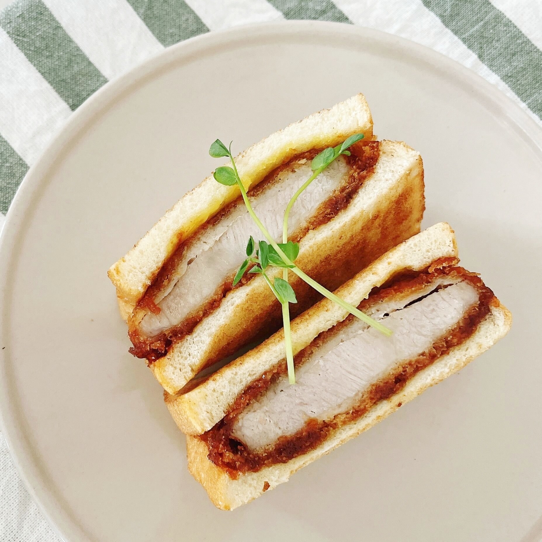 セブン-イレブンのオススメのサンドイッチ「三元豚とんかつサンド」