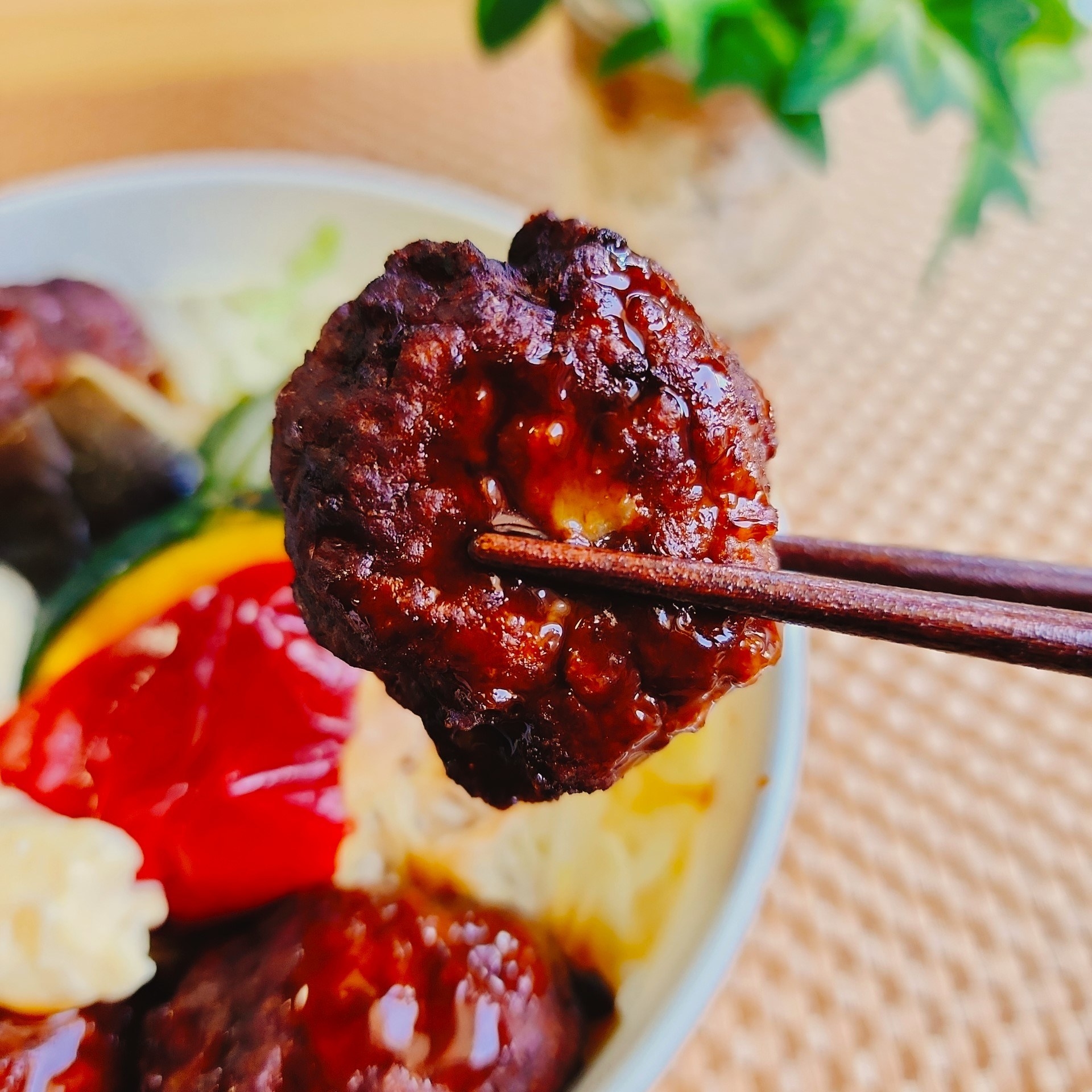 LAWSON(ローソン)のおすすめお弁当「鶏つくねと彩り野菜の甘酢たれ弁当」