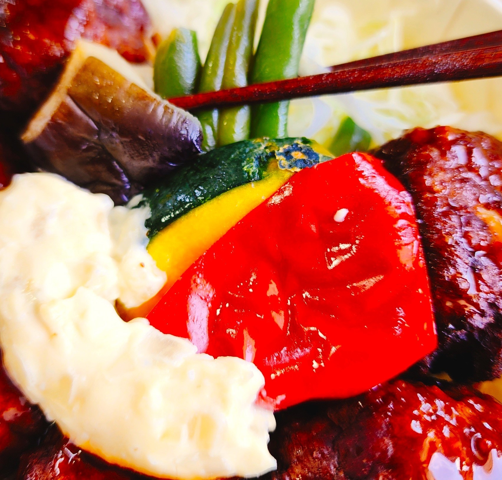 LAWSON(ローソン)のおすすめお弁当「鶏つくねと彩り野菜の甘酢たれ弁当」