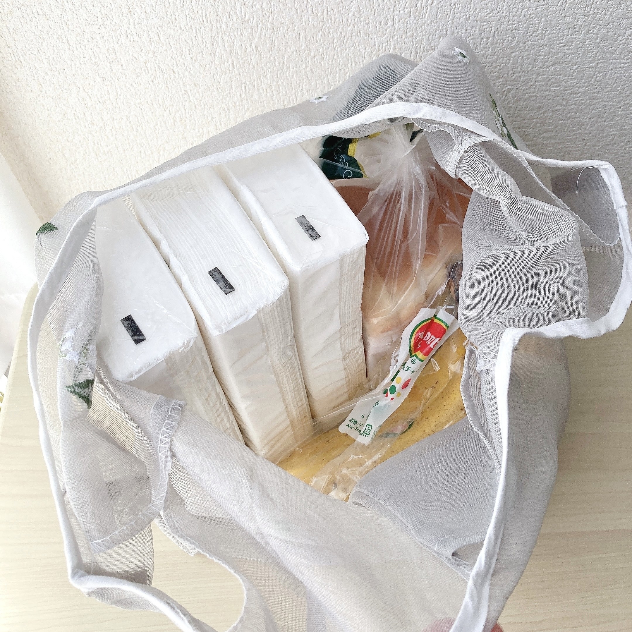 salut!（サリュ）のオススメの買い物袋「スズラン刺繍マルシェバッグ」