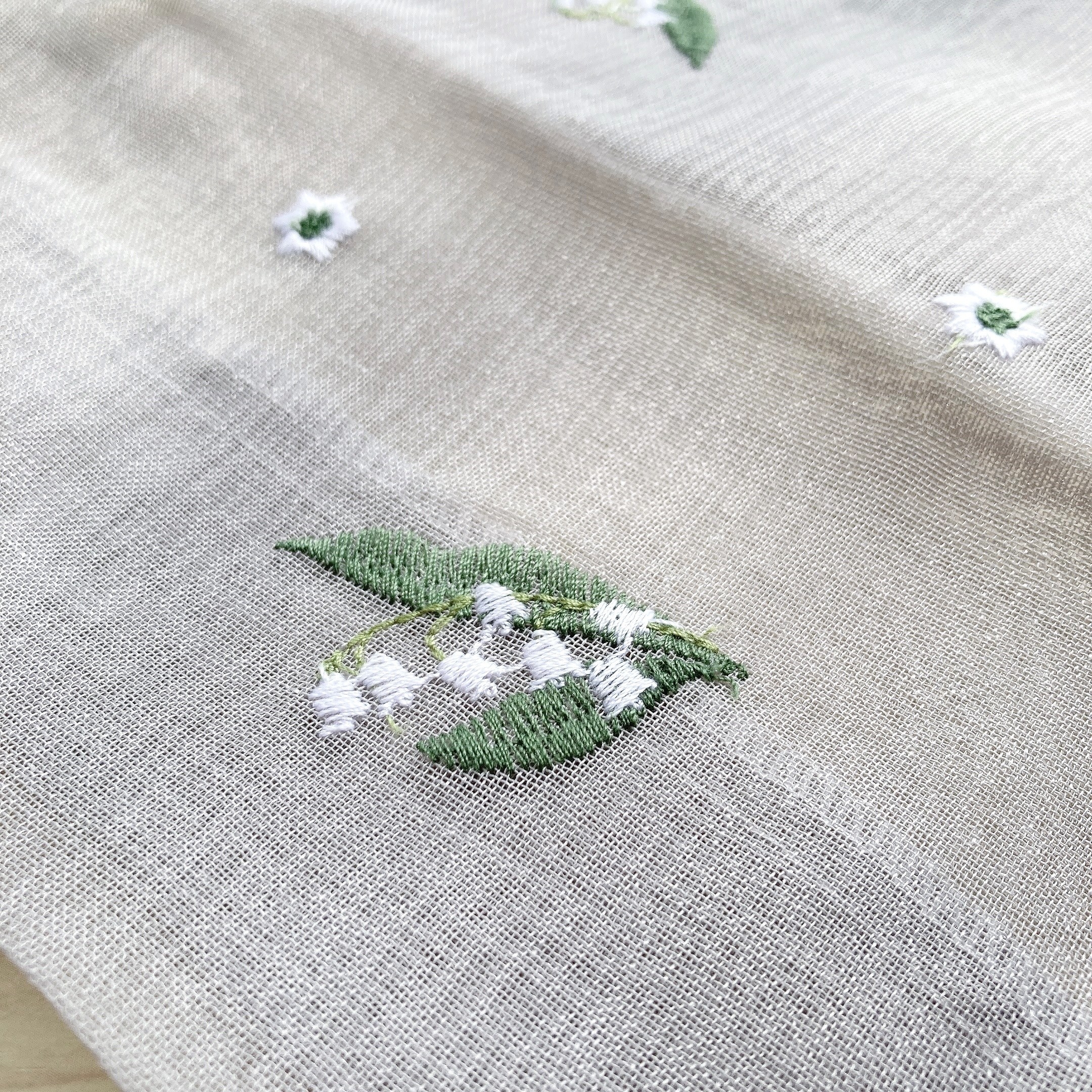 salut!（サリュ）のオススメの買い物袋「スズラン刺繍マルシェバッグ」