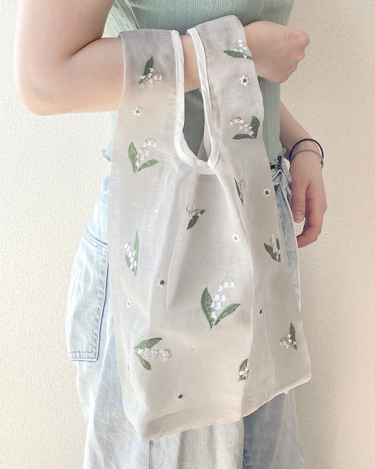 salut!（サリュ）のオススメの買い物袋「スズラン刺繍マルシェバッグ」