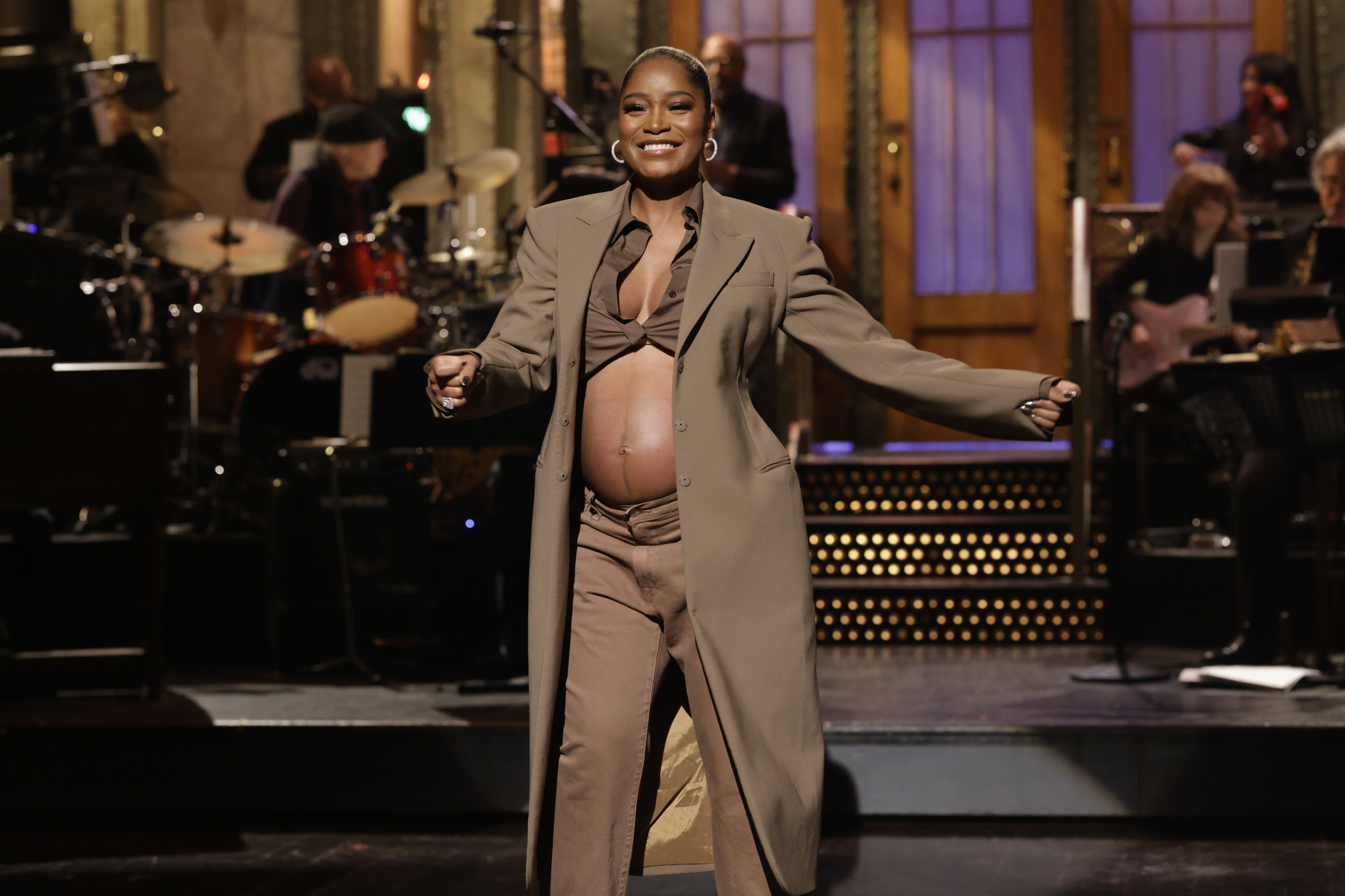 keke wearing a crop top to show her belly on stage