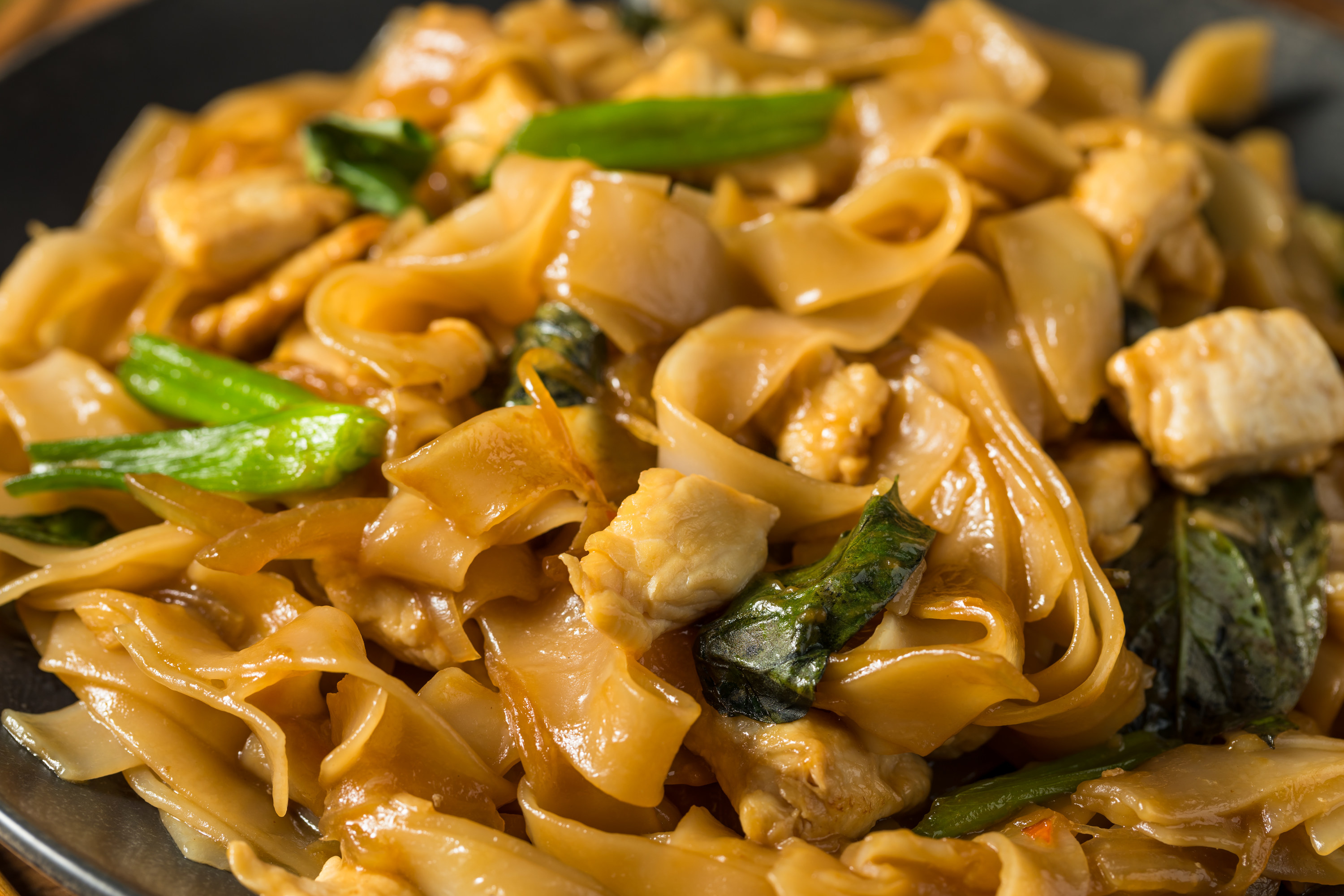 Wide noodles with chicken and basil