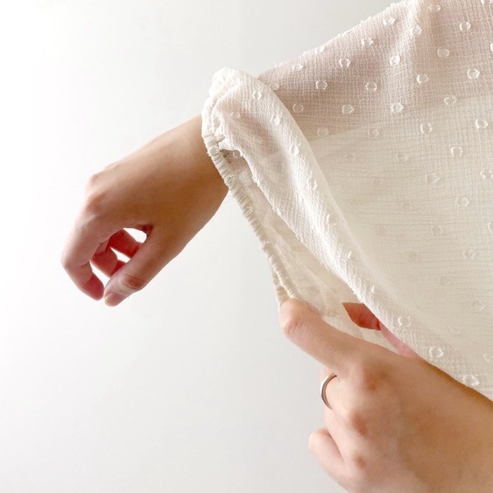 ZARA（ザラ）のオススメのファッションアイテム「ビーズディテール スイスドット ブラウス」